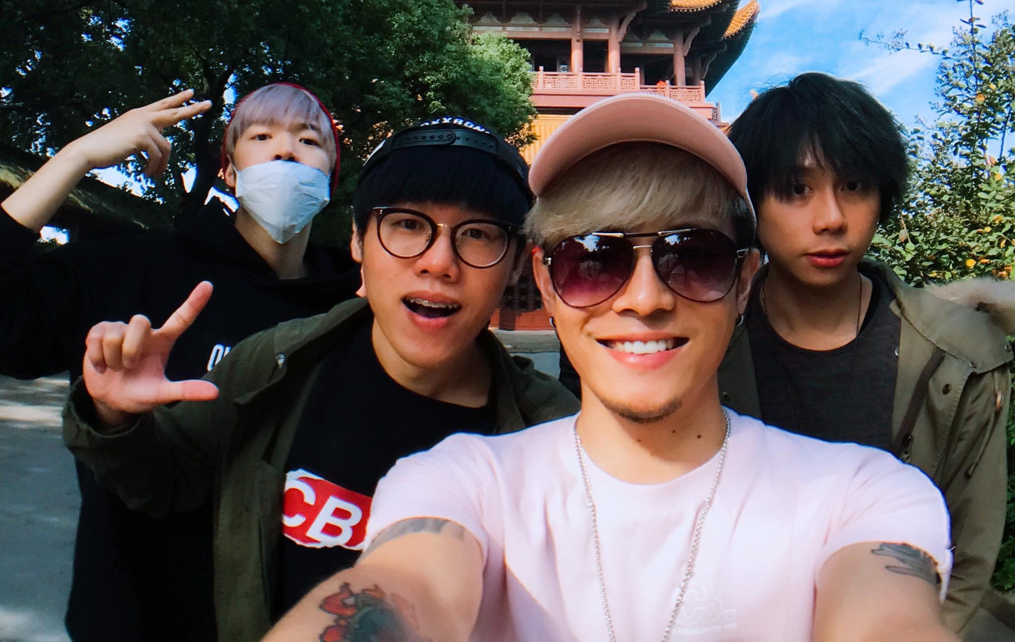 八三夭日前赴武漢商演加校園巡演，還一遊古詩詞中出現的黃鶴樓。（滾石提供）