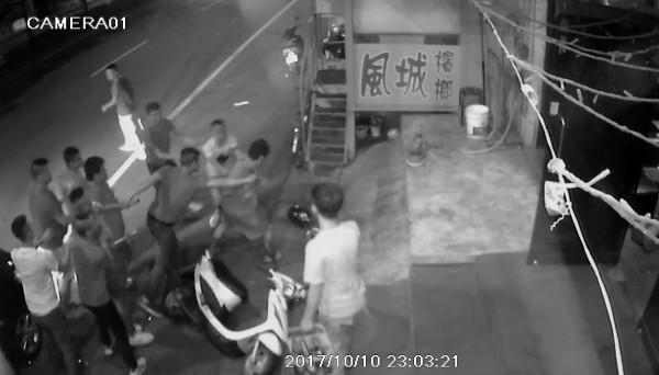 古姓兄弟檔率眾痛毆李姓男子(右二)。(警方提供)