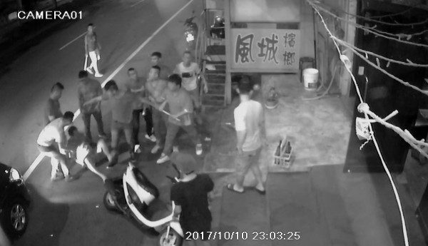 古姓兄弟檔率眾痛毆李姓男子（倒地者）。（警方提供）