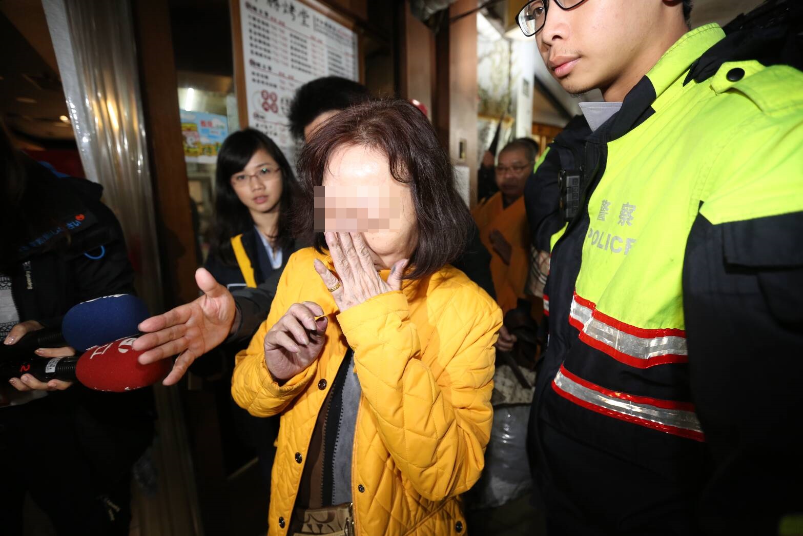 王志偉的母親回到現場招魂，全程悲傷掩面，眼淚沒有停過。