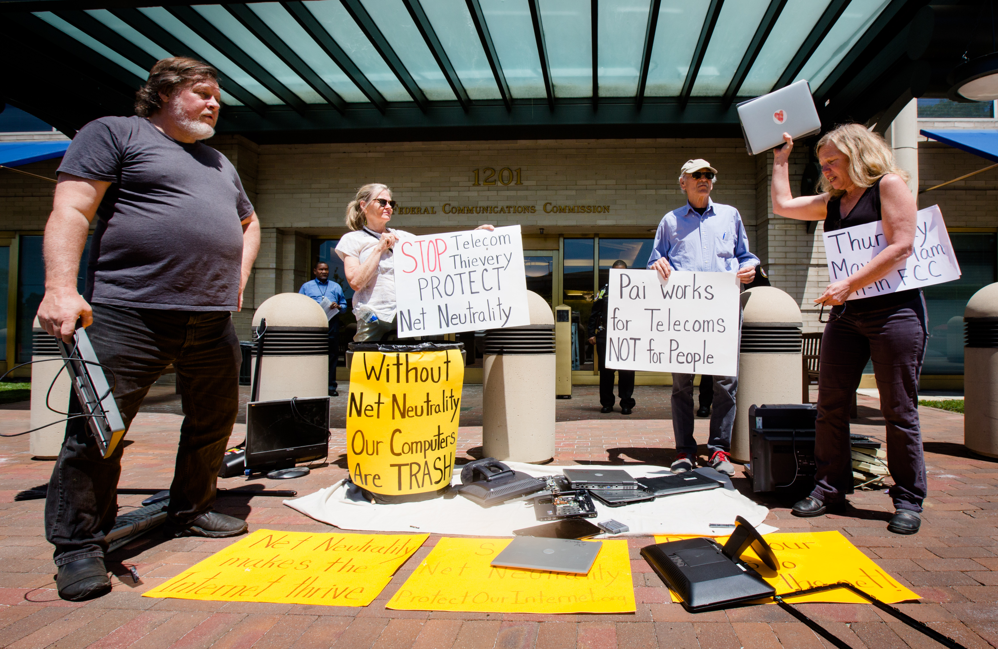民眾在FCC大樓前陳情，標語上寫著「網路不中立，電腦成垃圾」（東方IC）
