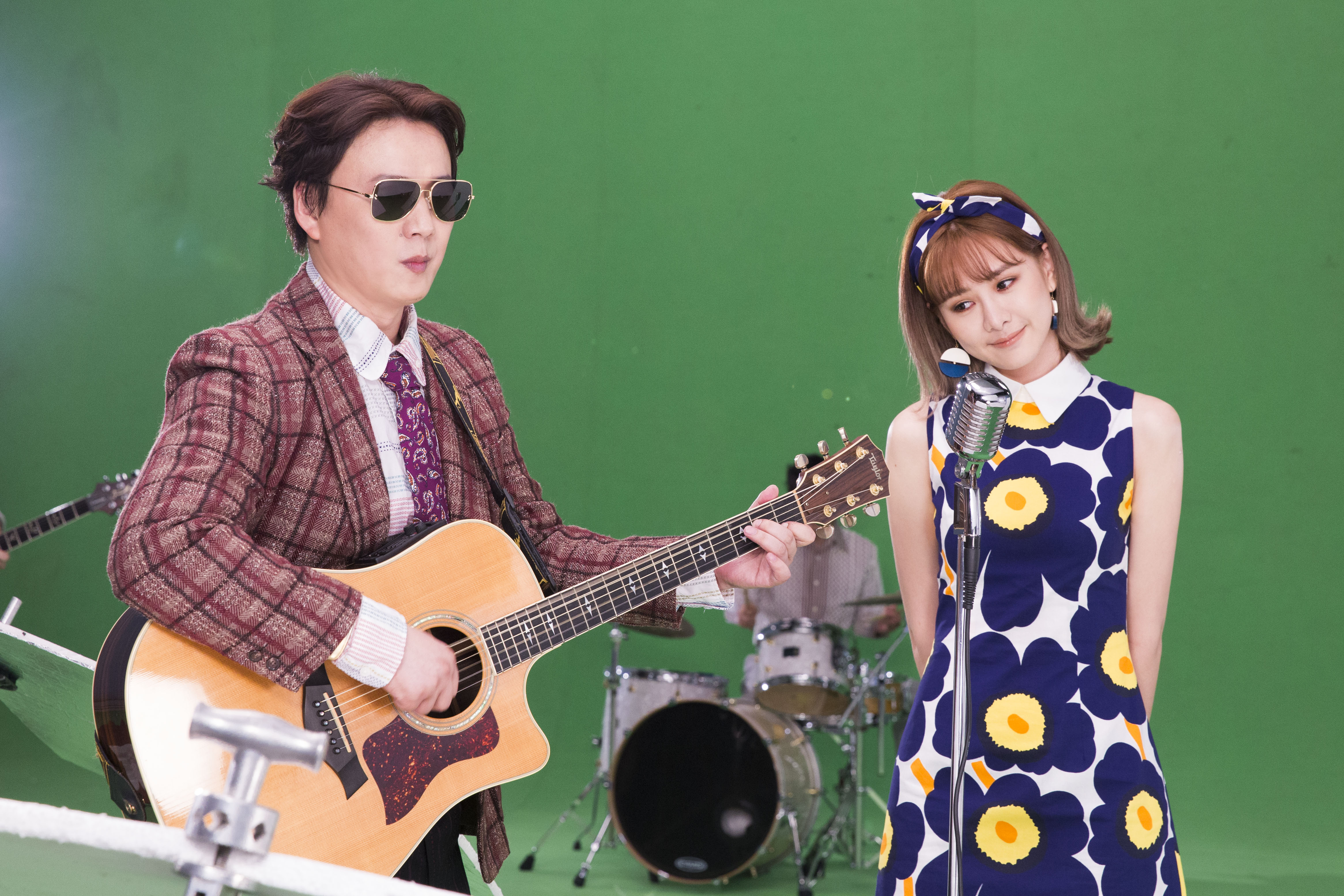 蕭煌奇跟安心亞拍攝〈咱結婚好嗎〉MV，一身復古造型彷彿走入時光隧道。（華納提供）