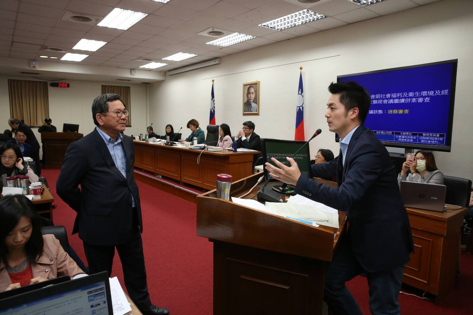 國民黨立委蔣萬安冗長發言超過1小時。