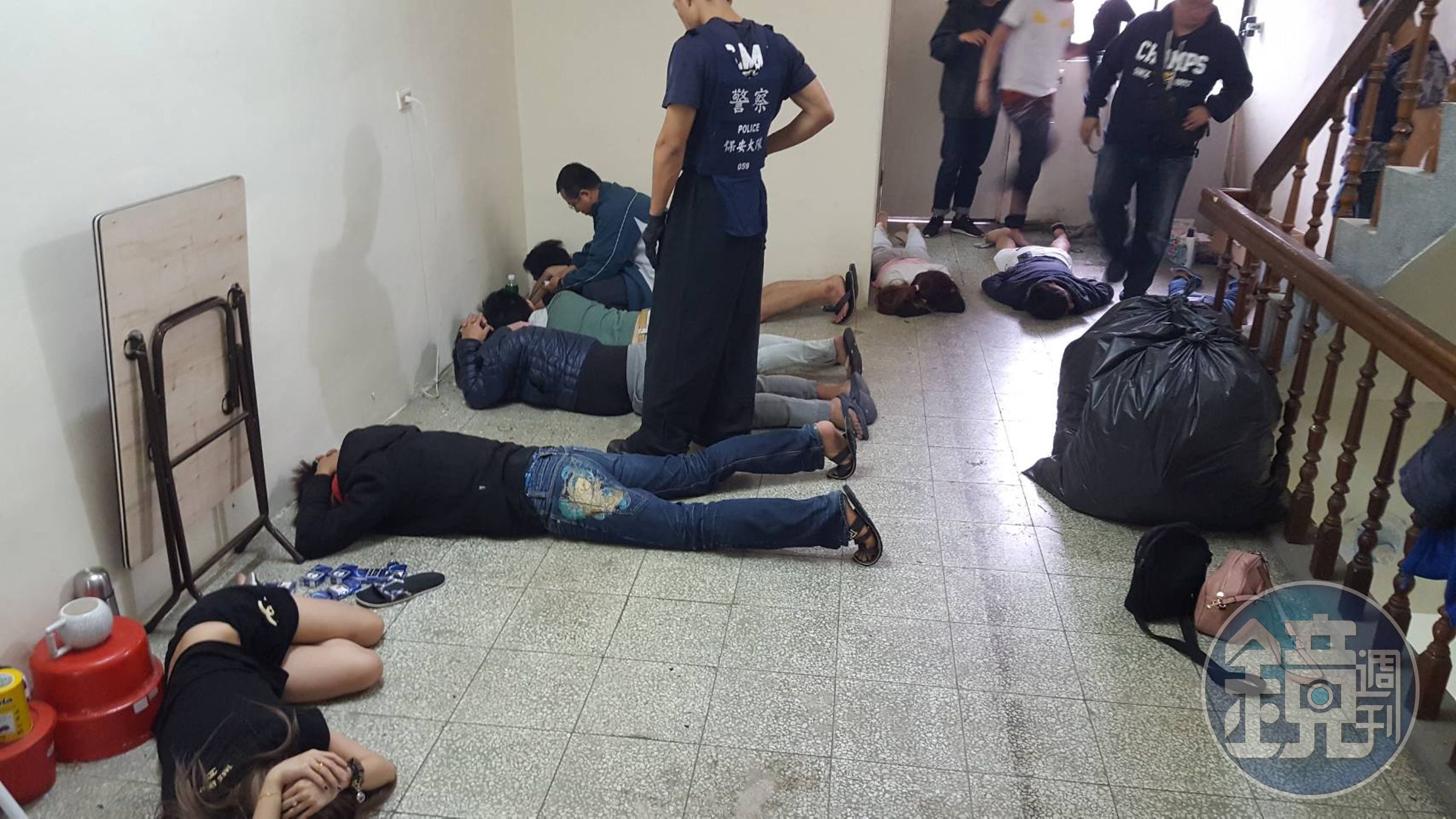 23名詐騙集團成員藏身民宅，被警方攻堅逮捕。（刑事局提供）