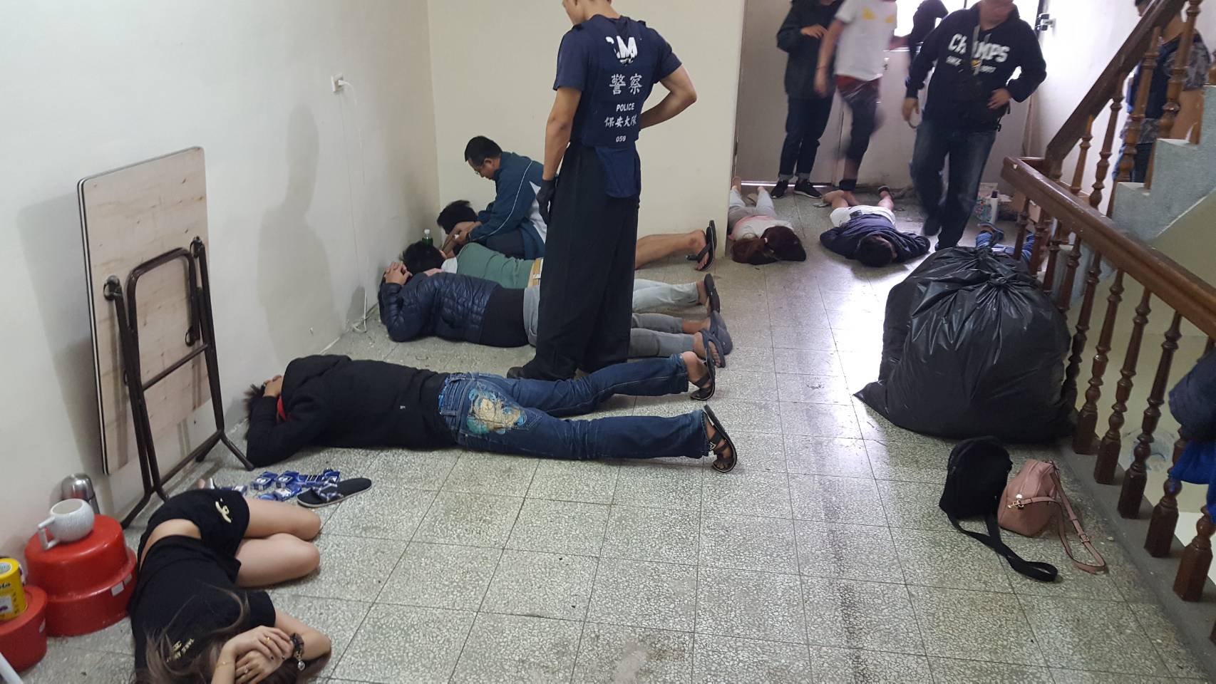 23名詐騙集團成員藏身民宅，被警方攻堅逮捕。（刑事局提供）