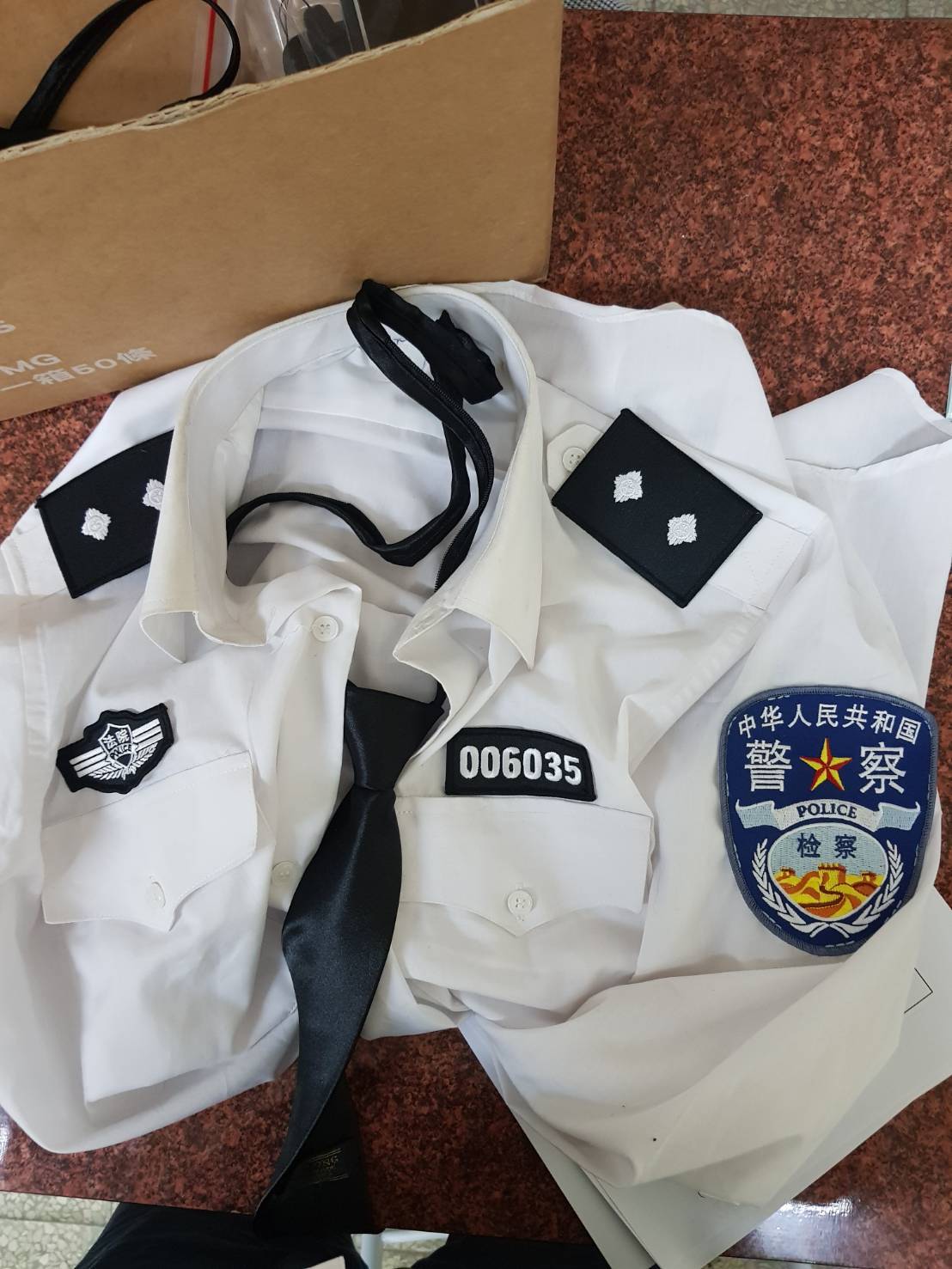 嫌犯取得對岸公安制服，用老哏詐騙中國人民。（刑事局提供）
