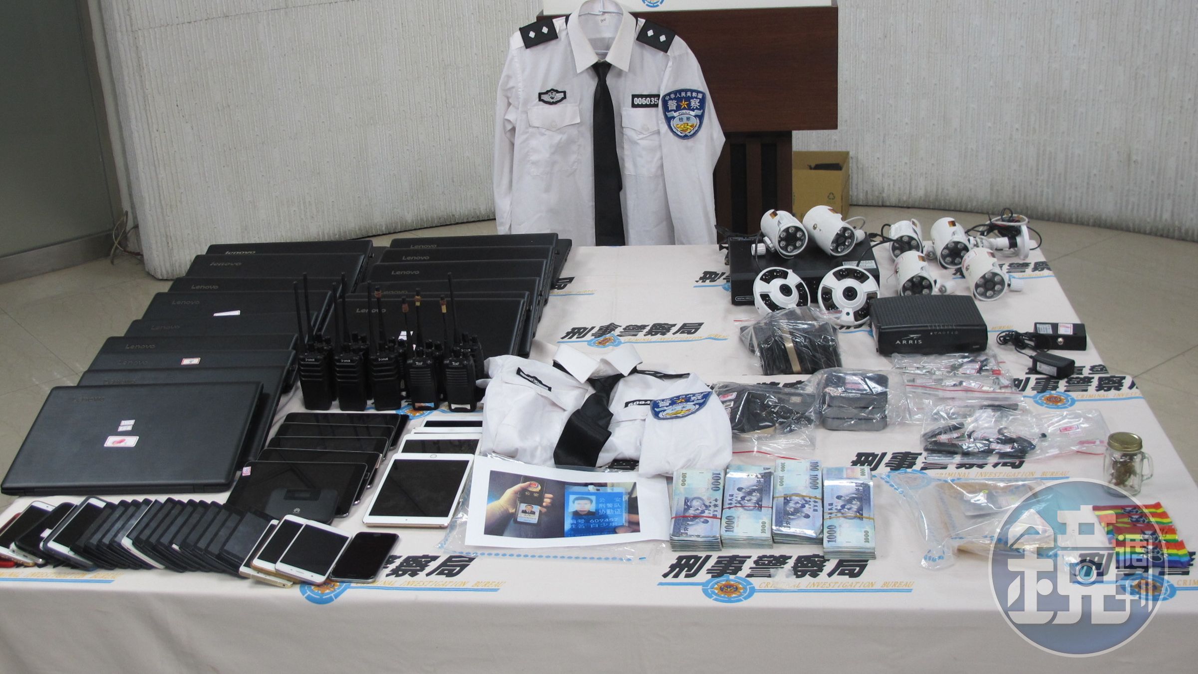 警方查扣含毒品在內的大量證物。（刑事局提供）