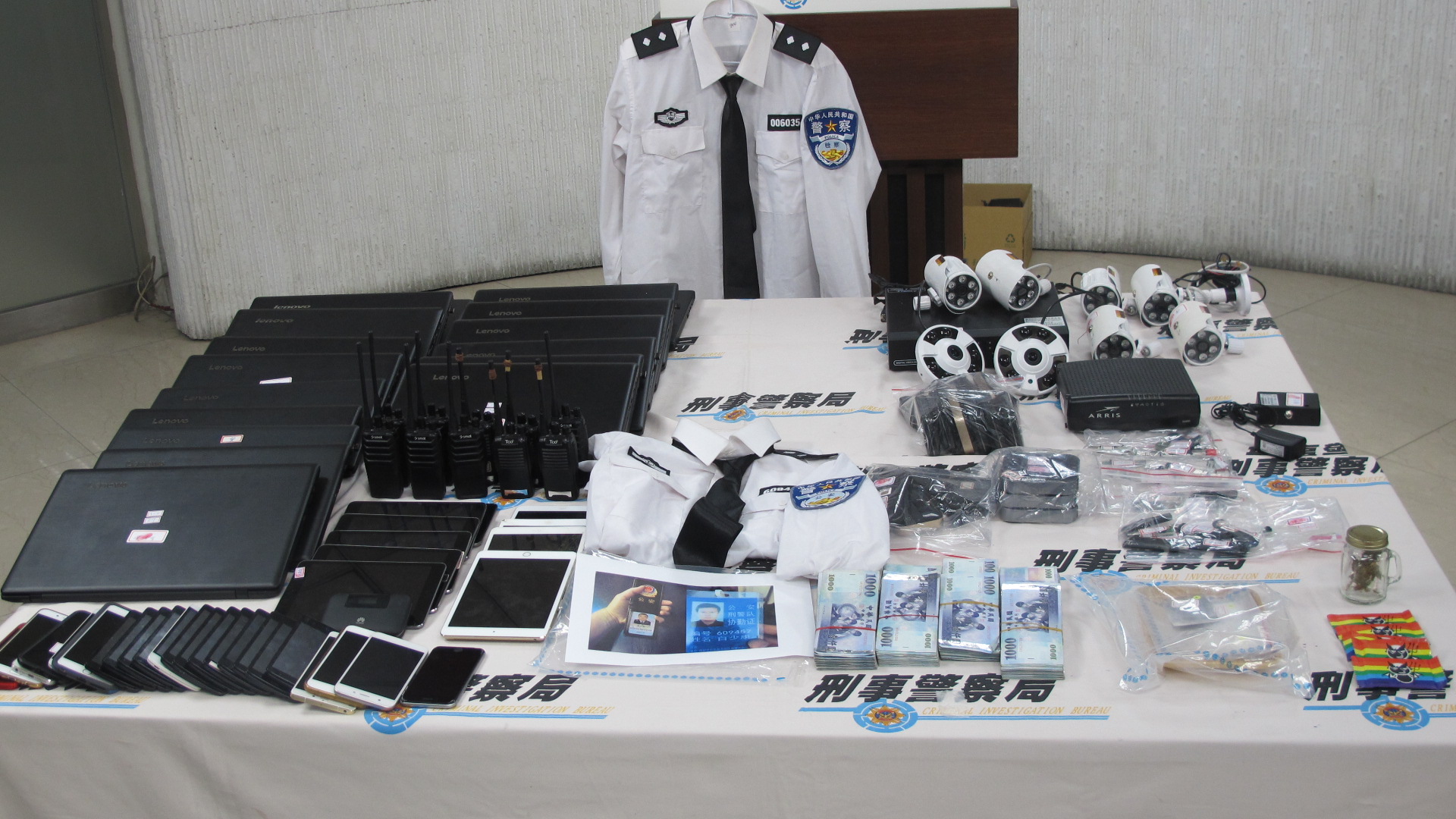 警方查扣含毒品在內的大量證物。（刑事局提供）
