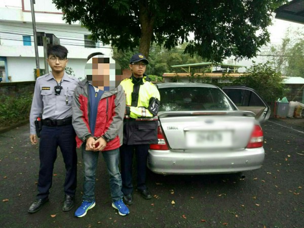 徐姓慣犯在現場遺落駕照被警方循線逮捕。（警方提供）