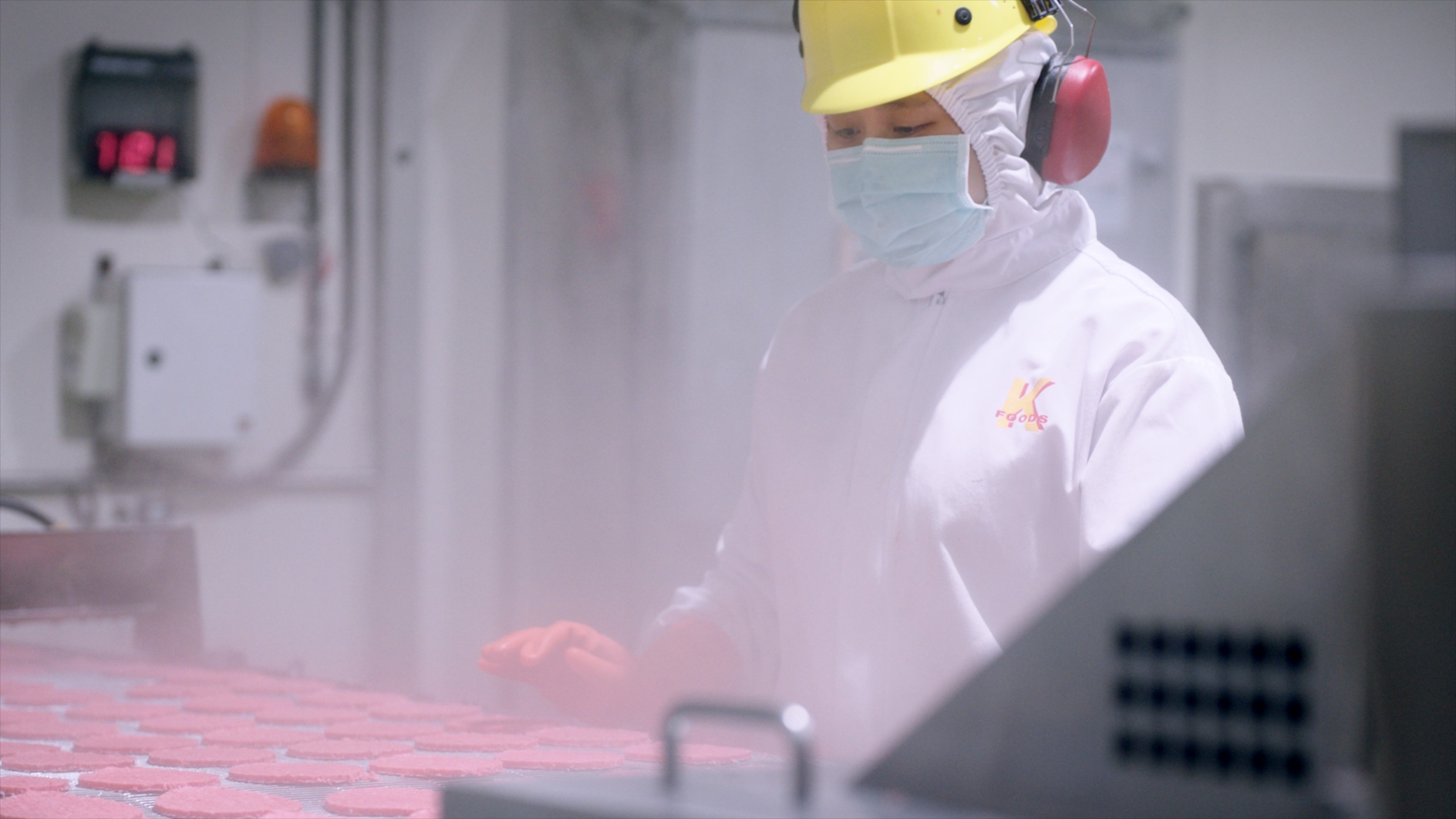 麥當勞全台最大的生產基地「麥當勞食品城」，位於彰化大城鄉，由「碁富食品」做肉品加工來供應，每一環節都要符合安全衛生標準。（麥當勞提供）