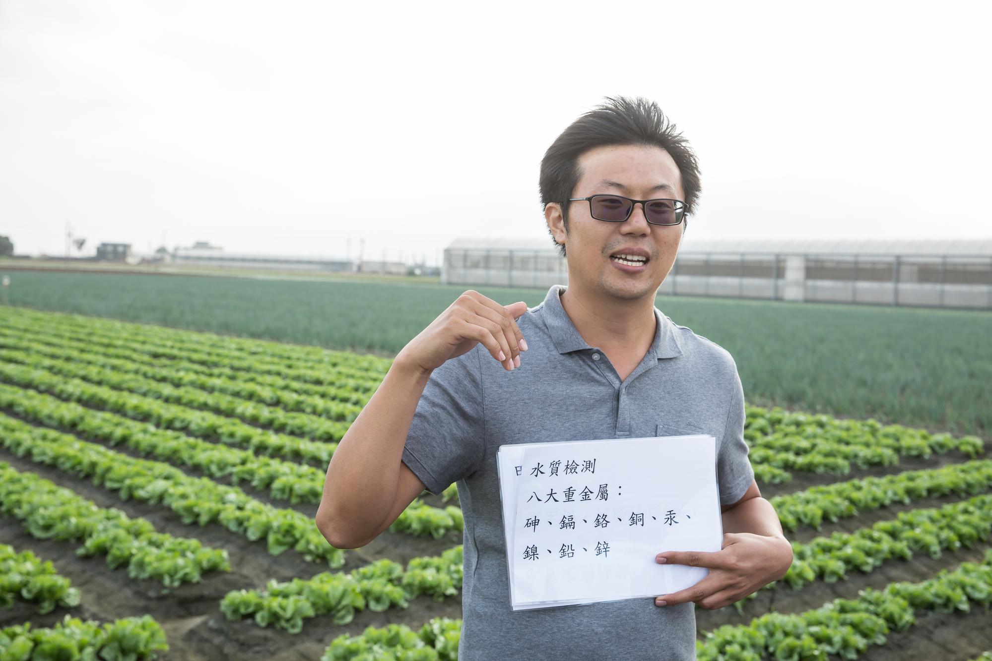 新湖合作農場生產課長的陳彥佑說，麥當勞嚴格要求水質，絕不能有八大重金屬成分殘留。