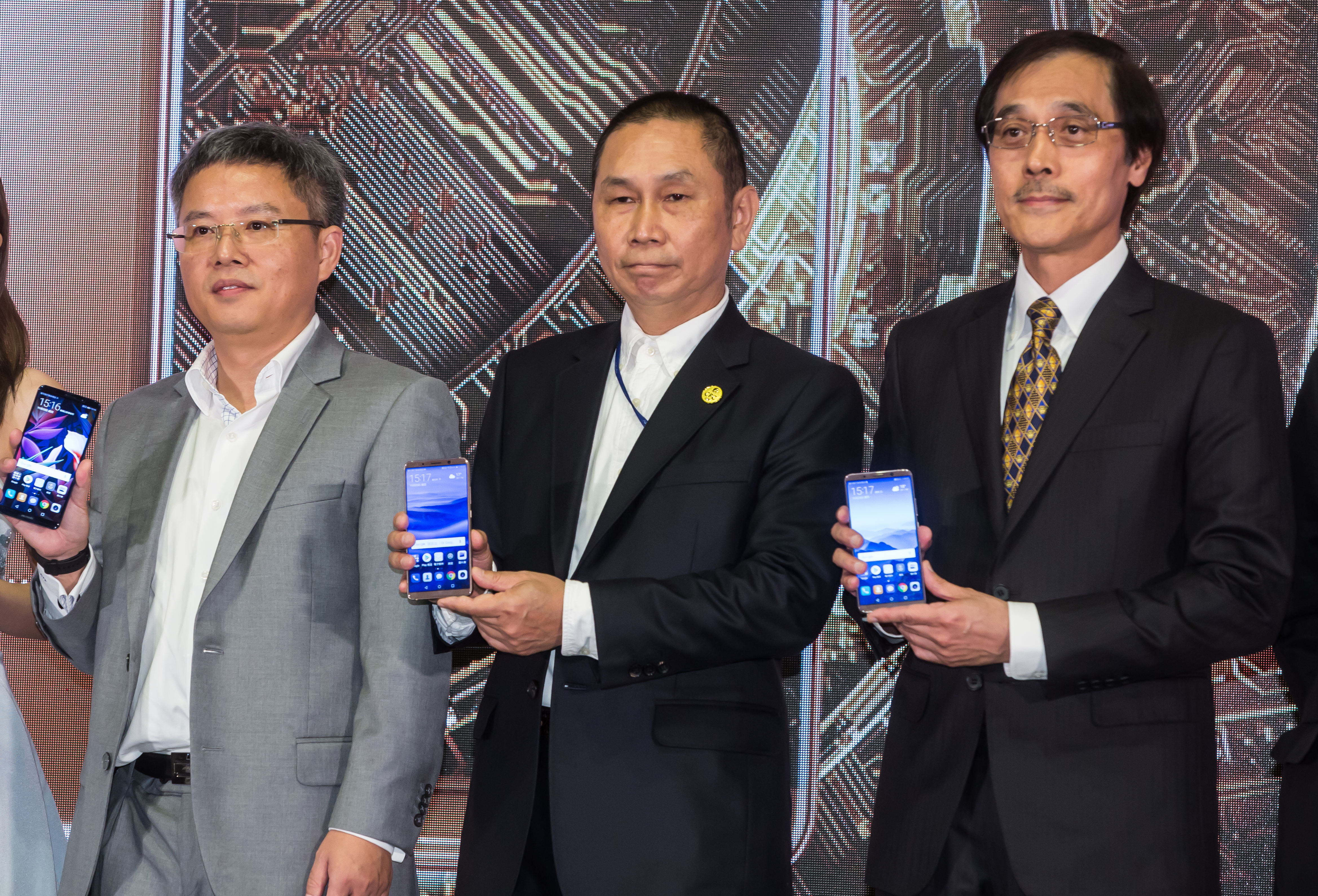 華為發表年度旗艦機Mate 10，大立光董事長林恩舟（中）現身吸睛。