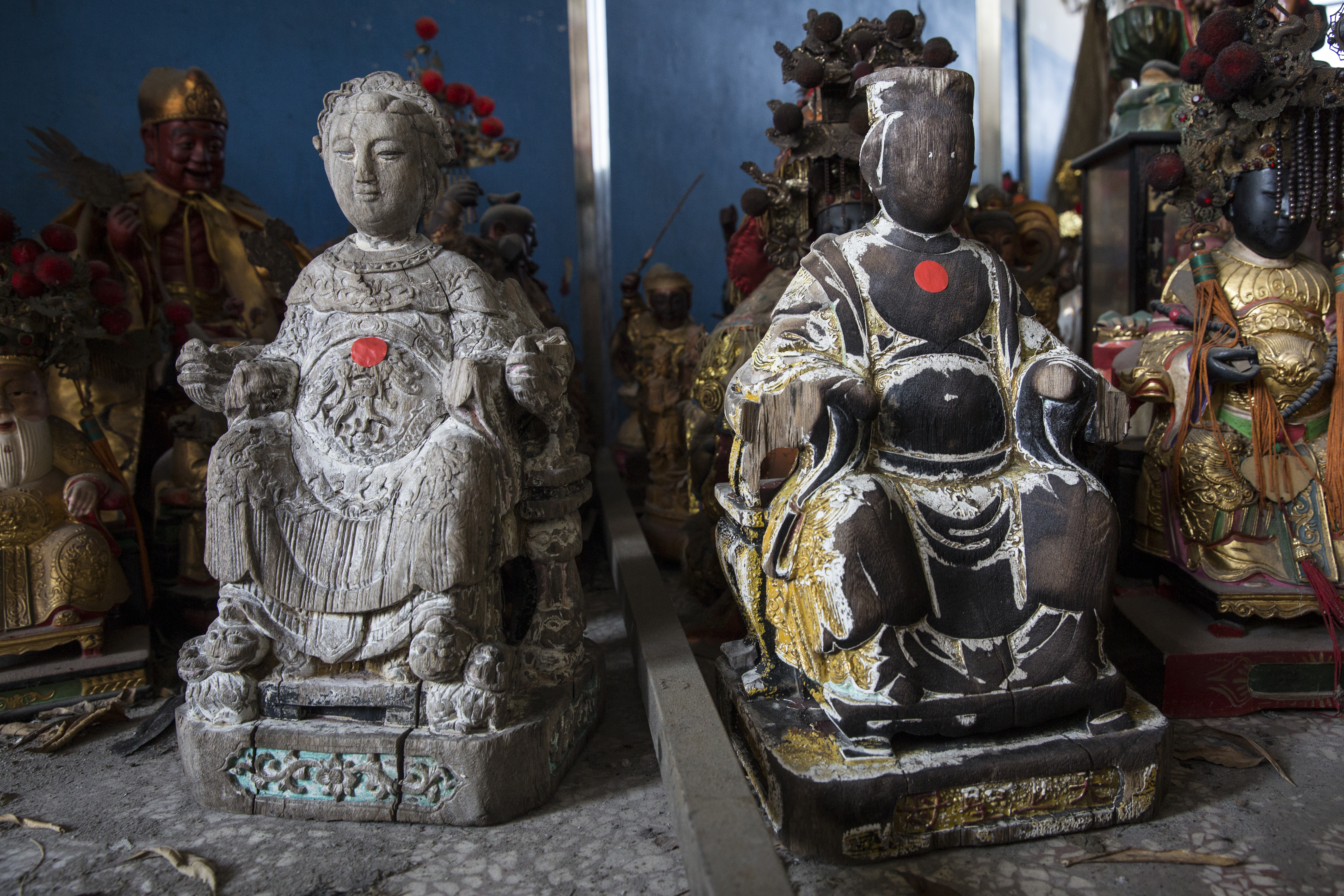 2尊落難的土地婆，因為被丟入海裡，受浪與礁石撞擊，顯得破損不堪，亦可看出人為破壞的刀痕，以及火燒的顏色。