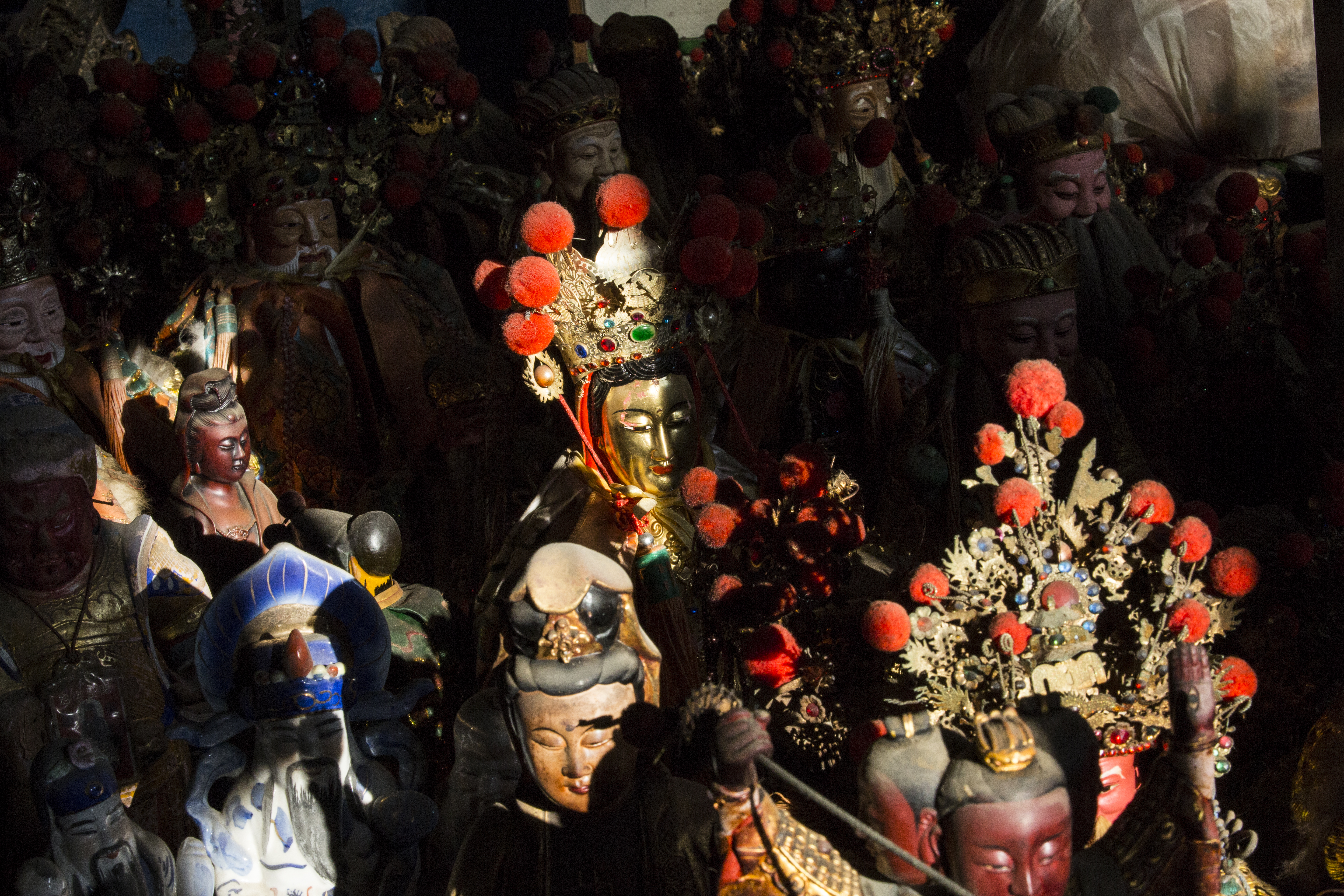 手雕的神像臉部生動，在光影中顯得栩栩如生。