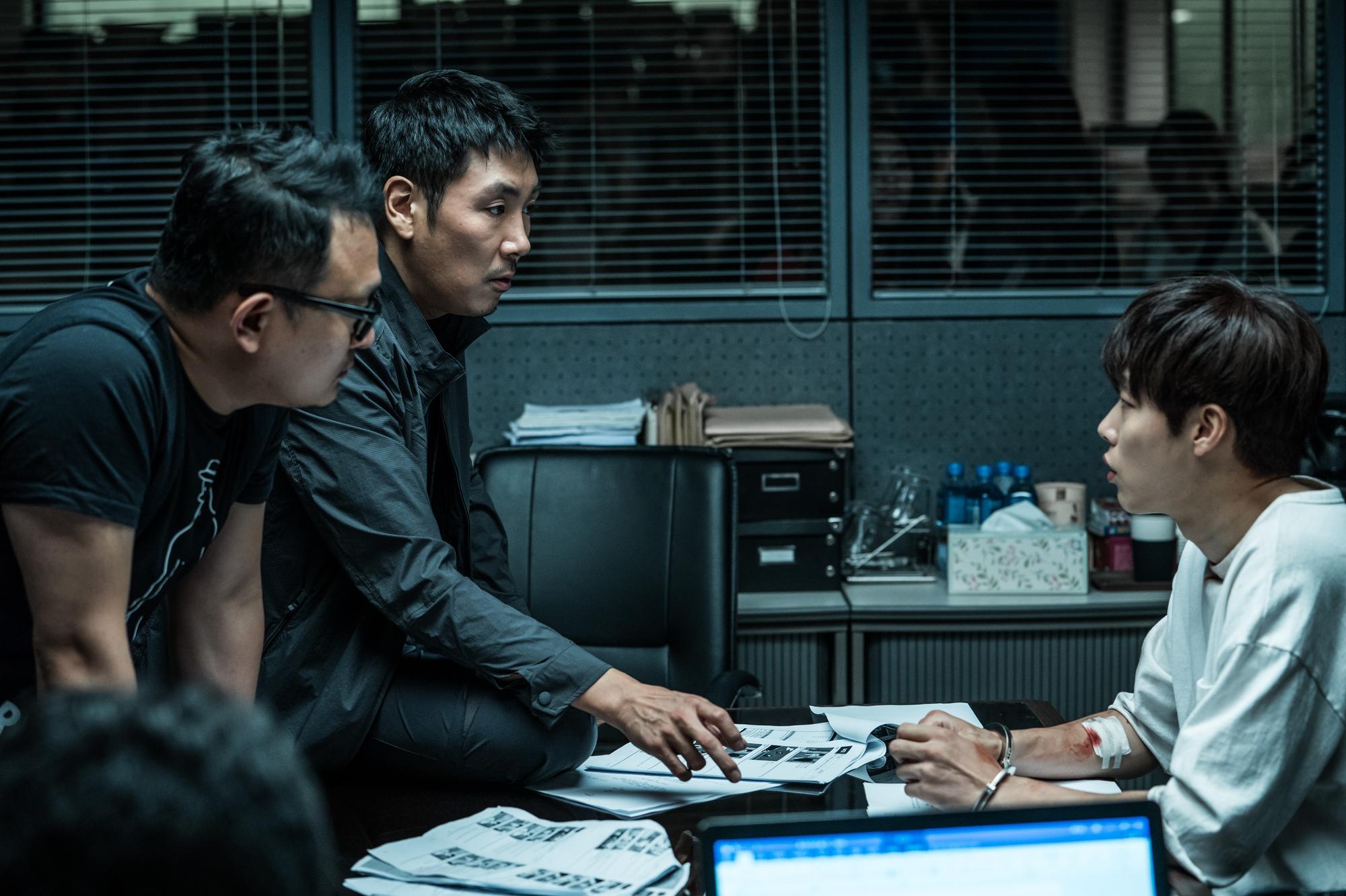由趙震雄（左二）、柳俊烈（右）主演的《毒戰》，已在11月16日正式殺青。（NEW提供）