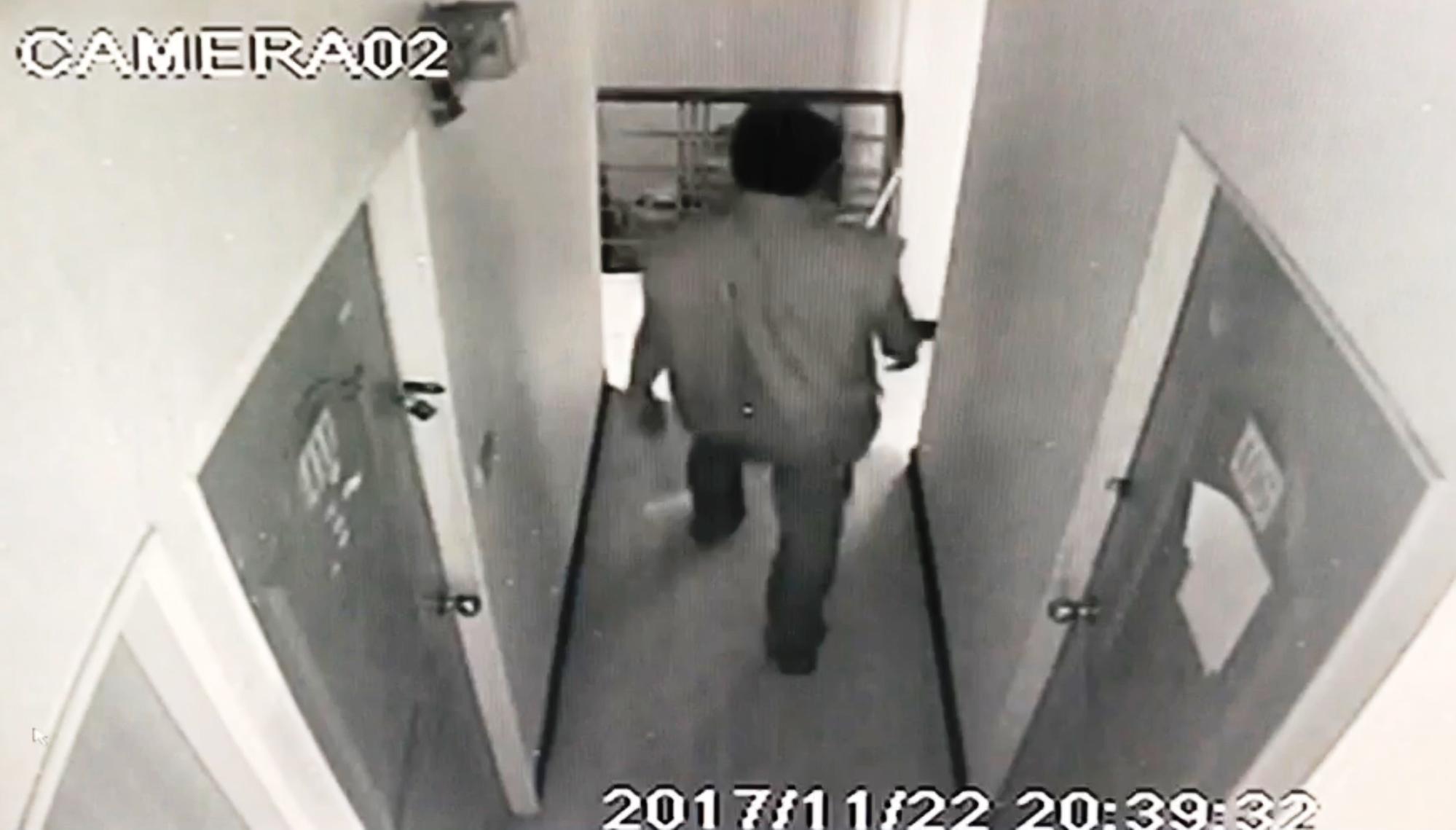 李嫌提便當走到該公寓4樓。（翻攝畫面）