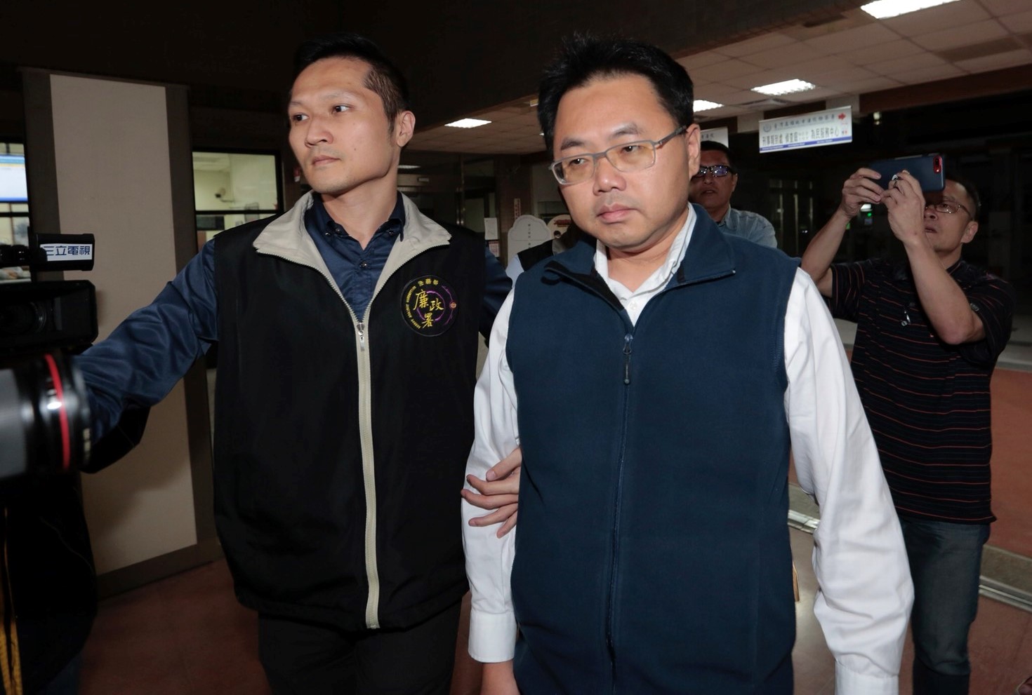 王端仁（右）否認涉及不法，訊後請回。