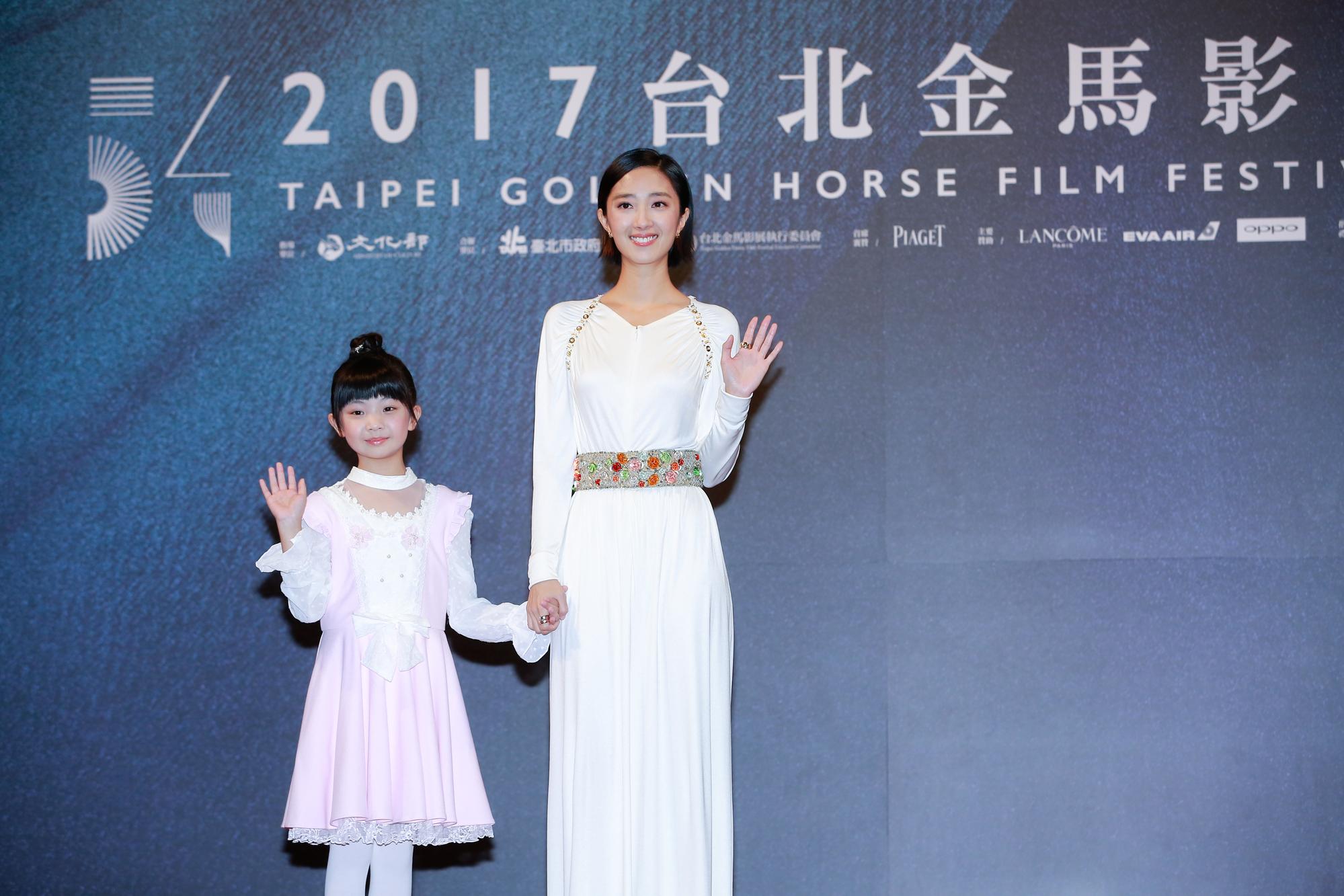 桂綸鎂(右)在動畫《幸福路上》替少女時期的林淑琪配音,手牽著替兒童時期配音的小女孩。