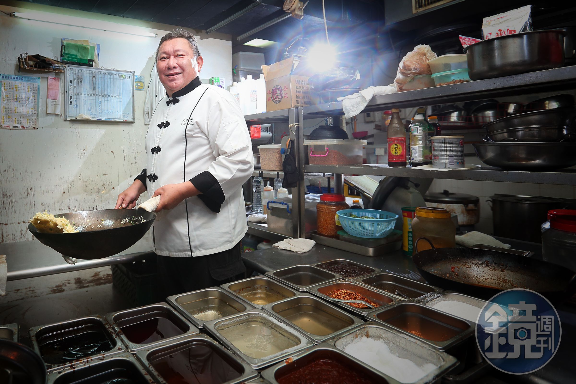天津衛小米食堂店主米國慶承襲媽媽的眷村味，和遊歷大江南北融合的天津味、四川味、台灣味，獨樹一格。