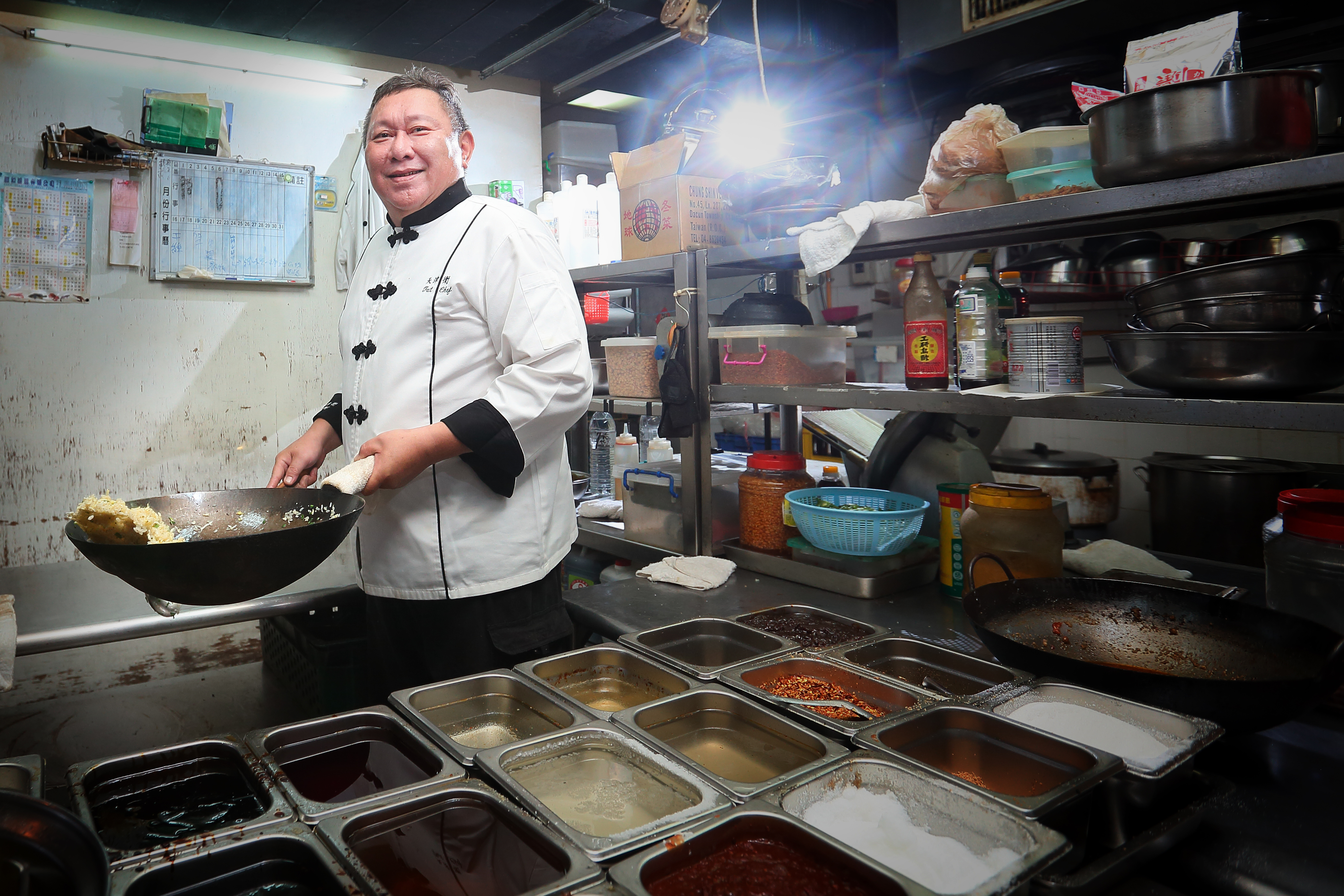 天津衛小米食堂店主米國慶承襲媽媽的眷村味，和遊歷大江南北融合的天津味、四川味、台灣味，獨樹一格。