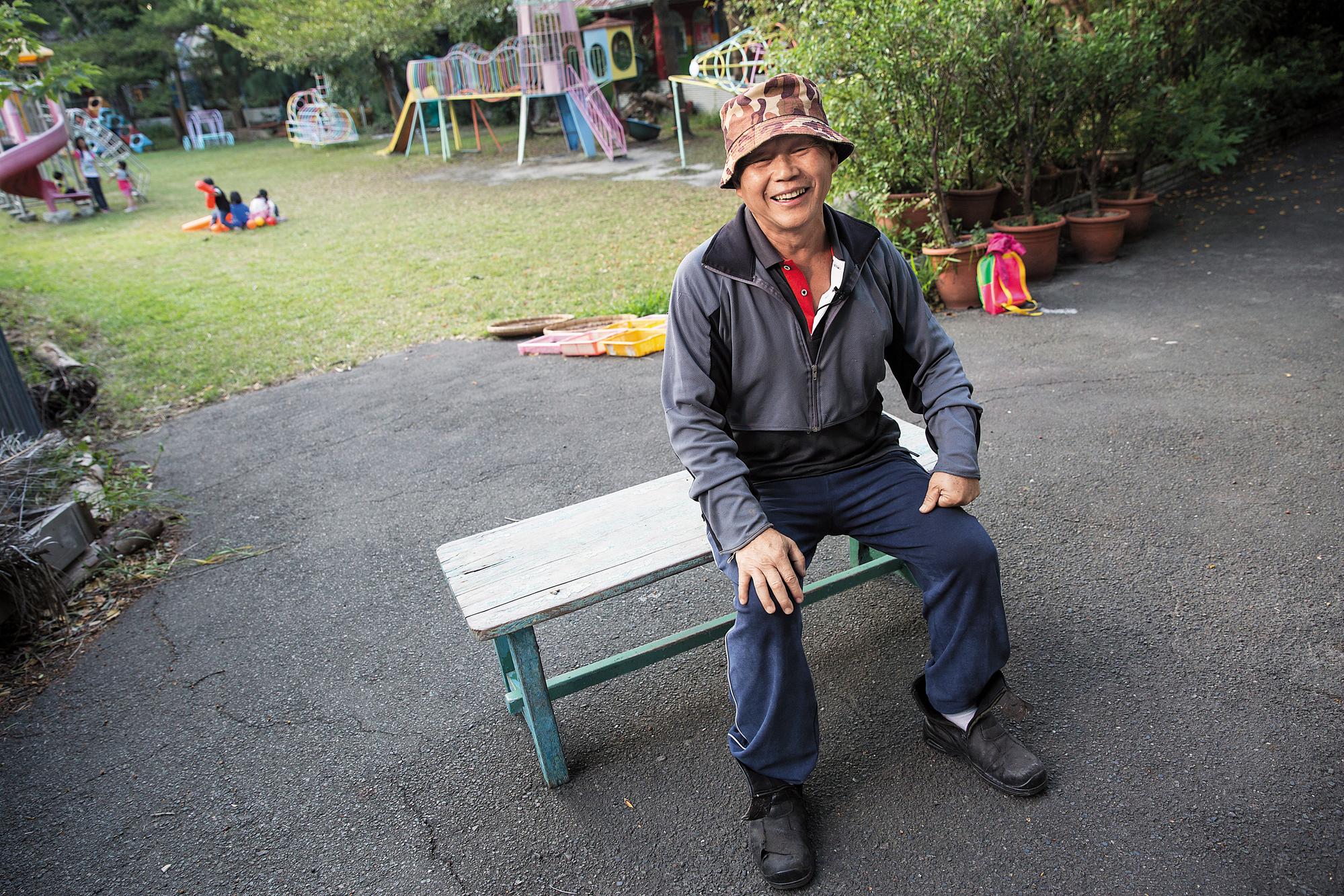 就算幼兒園只剩7名學童,林金連仍時常帶孩子們校外教學,採訪過程中,聽見孩子玩樂的笑聲,讓林金連顯得開心,說:「孩子是我的守護神。」