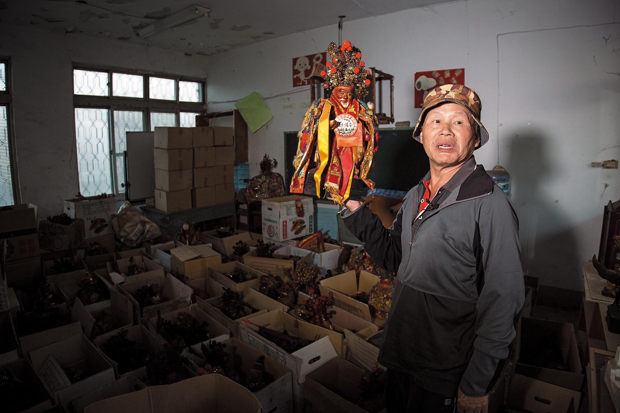12年前，林金連與好友鄒慶榮法師，為車城福安宮無人認領的1千多尊土地公做退神處理。這些神明仍好好存放，原主人資料都建檔，林金連期待有一天信眾會來領回。