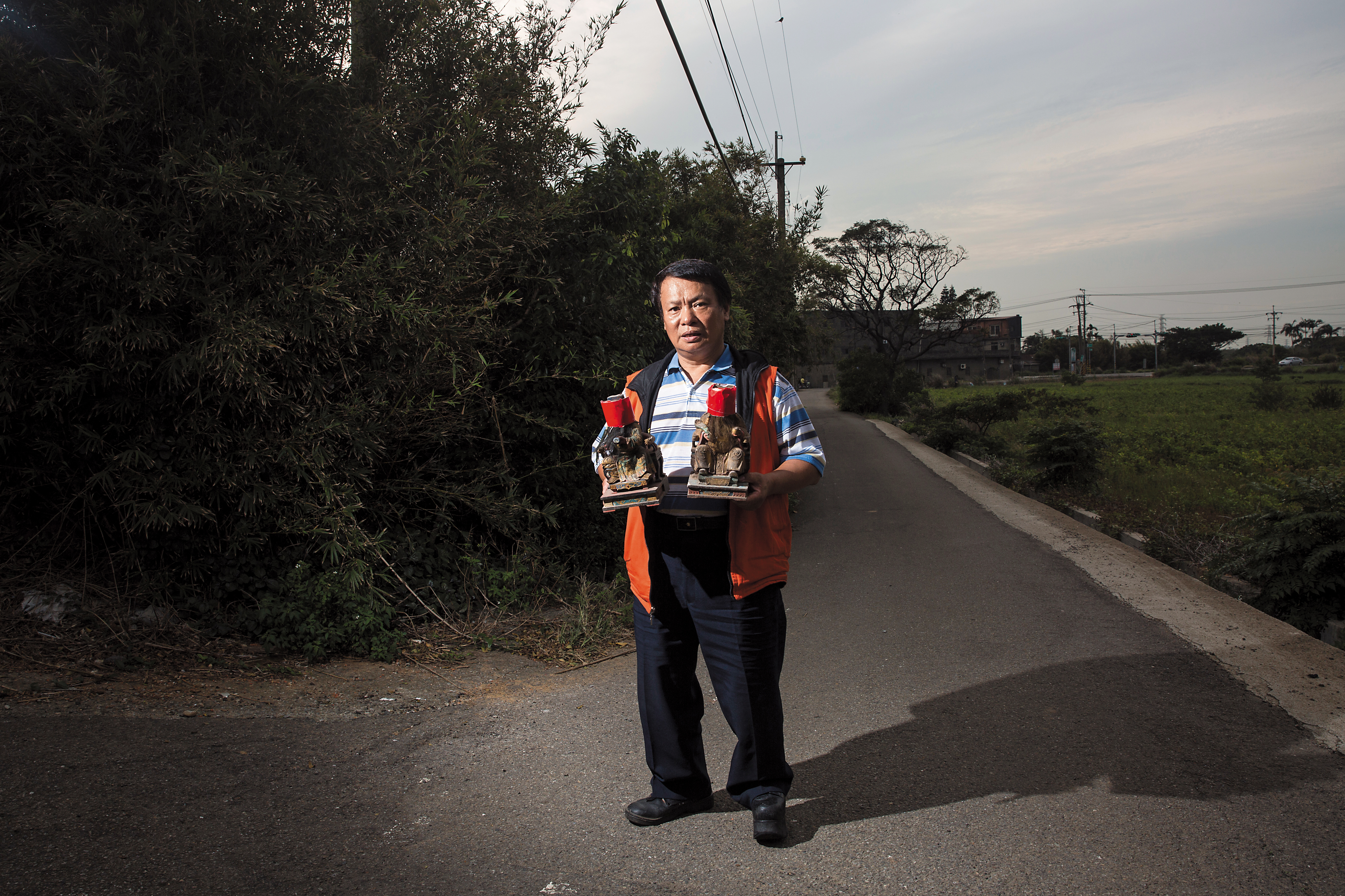 接獲通報後，林新來會在清晨時間去回收神明，擲筊溝通後，進行退神儀式，包上紅紙後，神明不再是神明，而是神像藝術品，不用再祭拜。