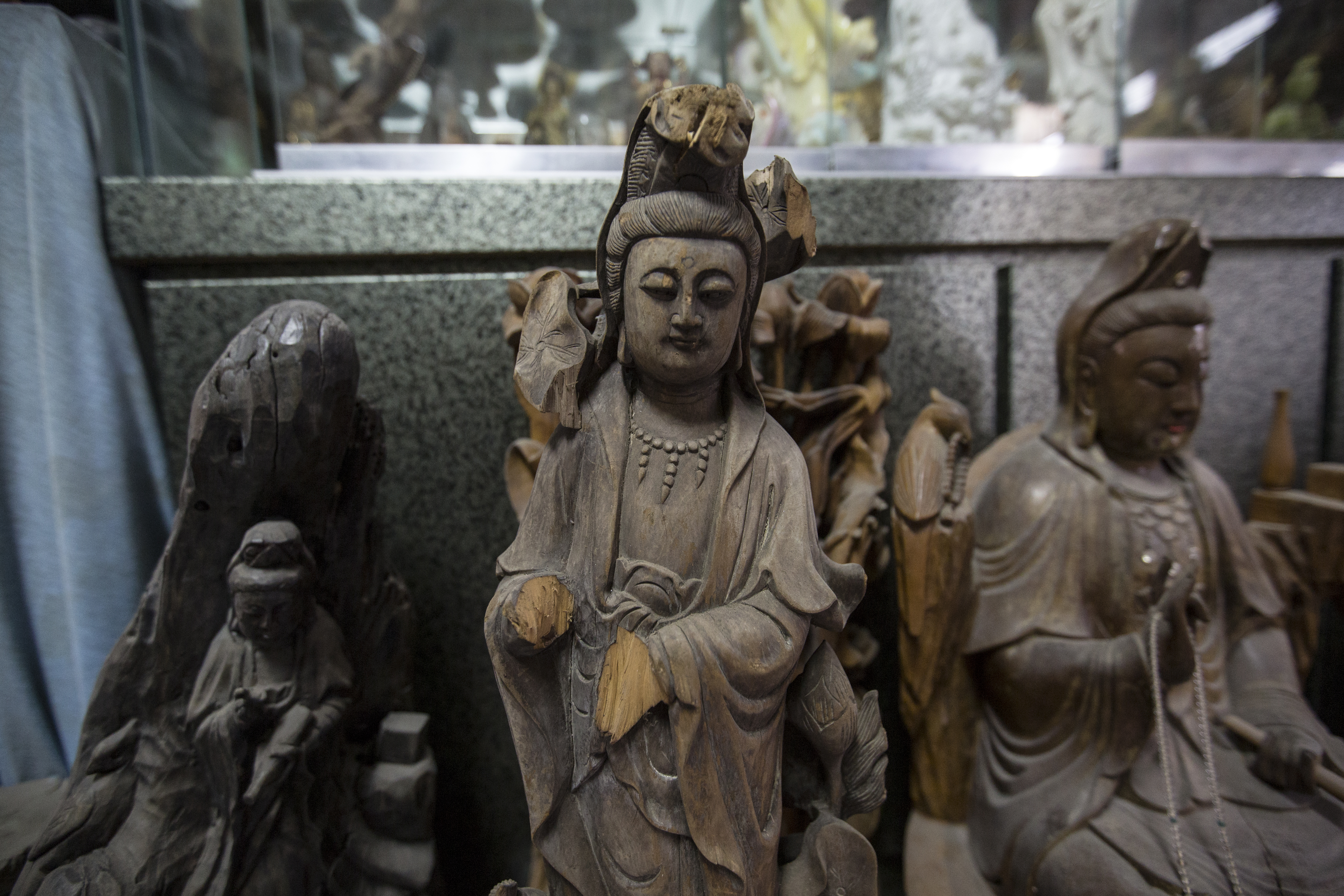 因為住在桃園觀音，林新來對觀音的收藏特別專注，斷手觀音正靜待他的修復。