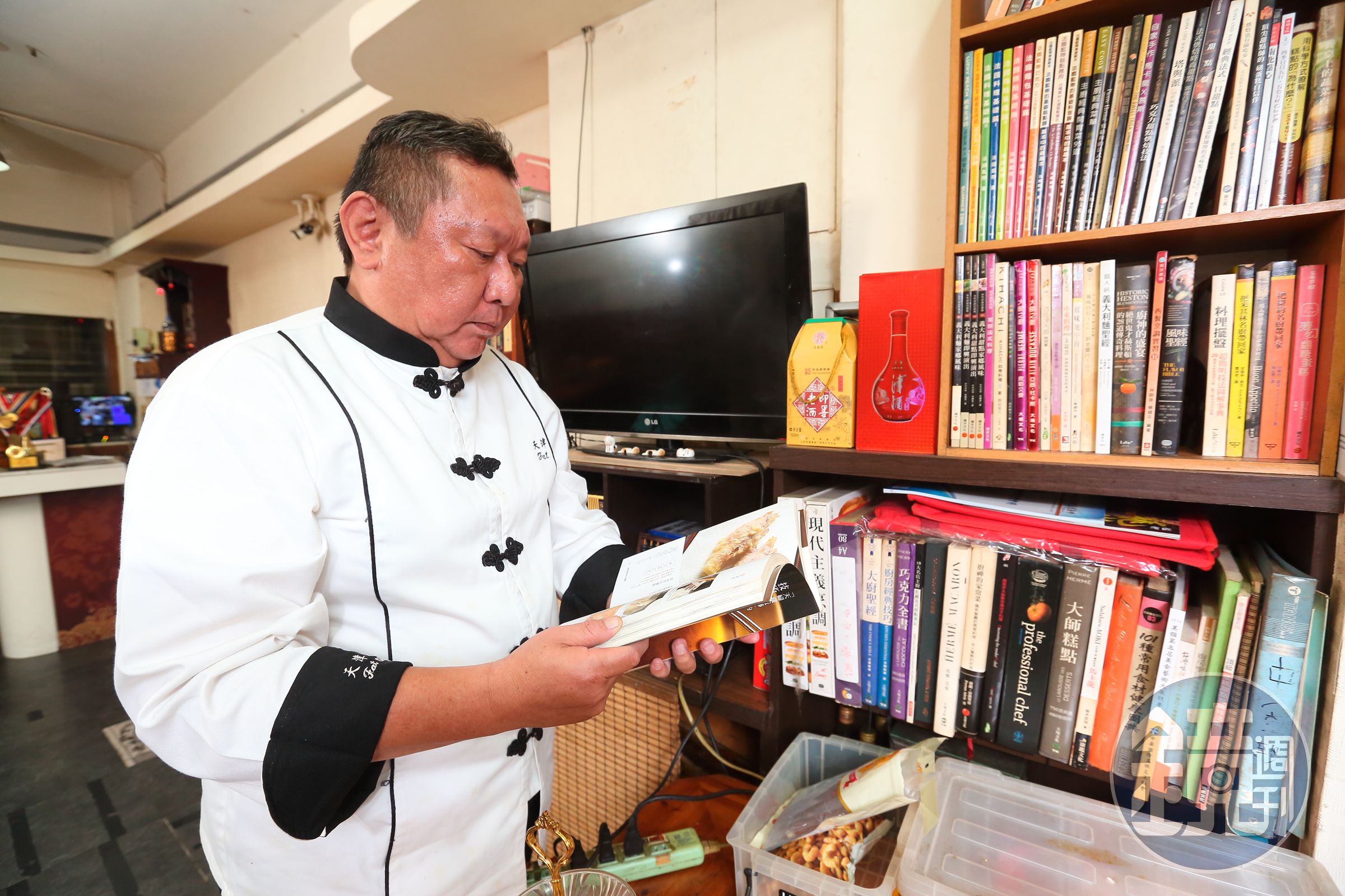 小米不愛讀書，從小只看料理書，啟蒙老師是傅培梅的書，長大後會鑽研各式料理書，不僅燒得一手好菜，也能引經據典說上一口菜的典故。