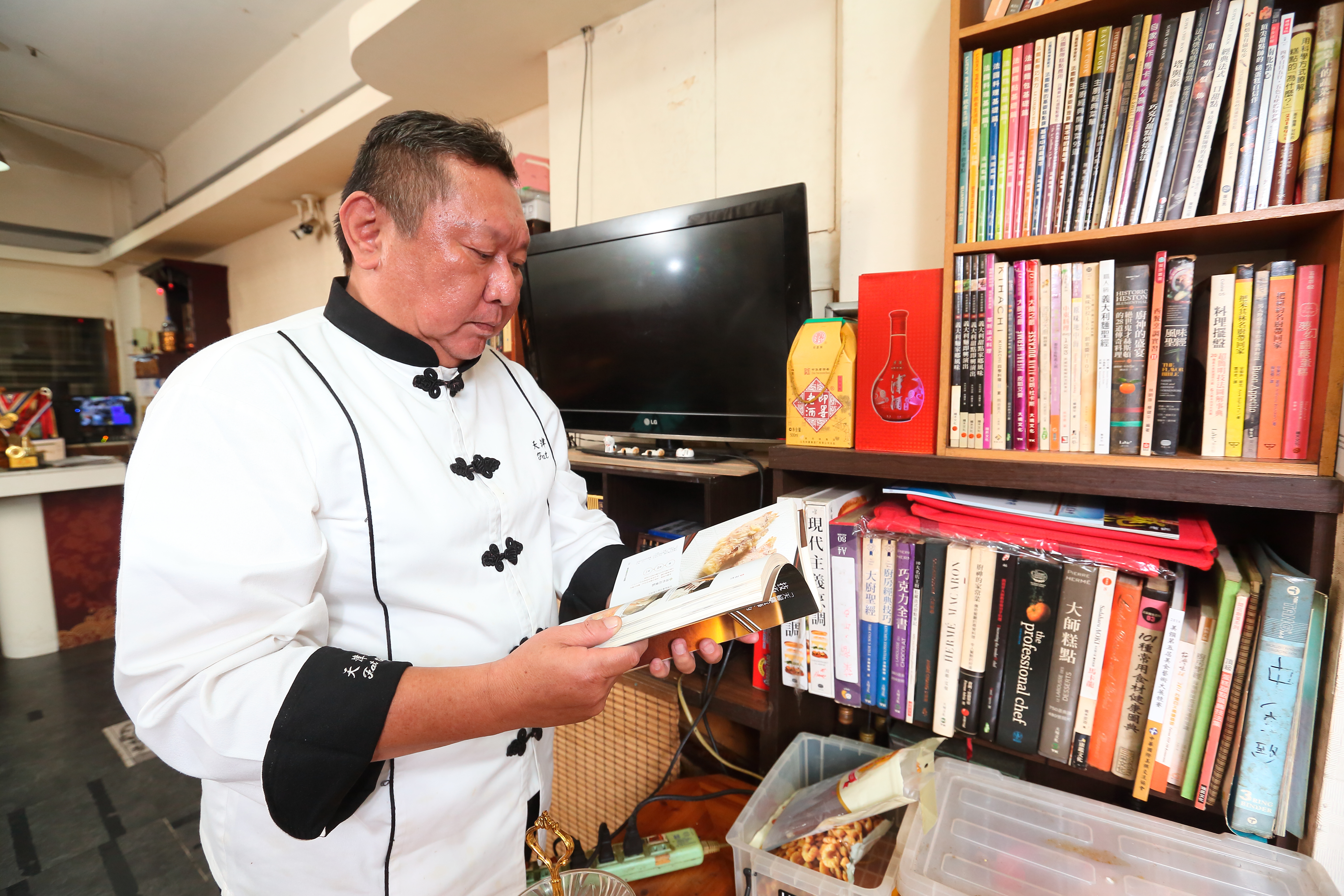 小米不愛讀書，從小只看料理書，啟蒙老師是傅培梅的書，長大後會鑽研各式料理書，不僅燒得一手好菜，也能引經據典說上一口菜的典故。