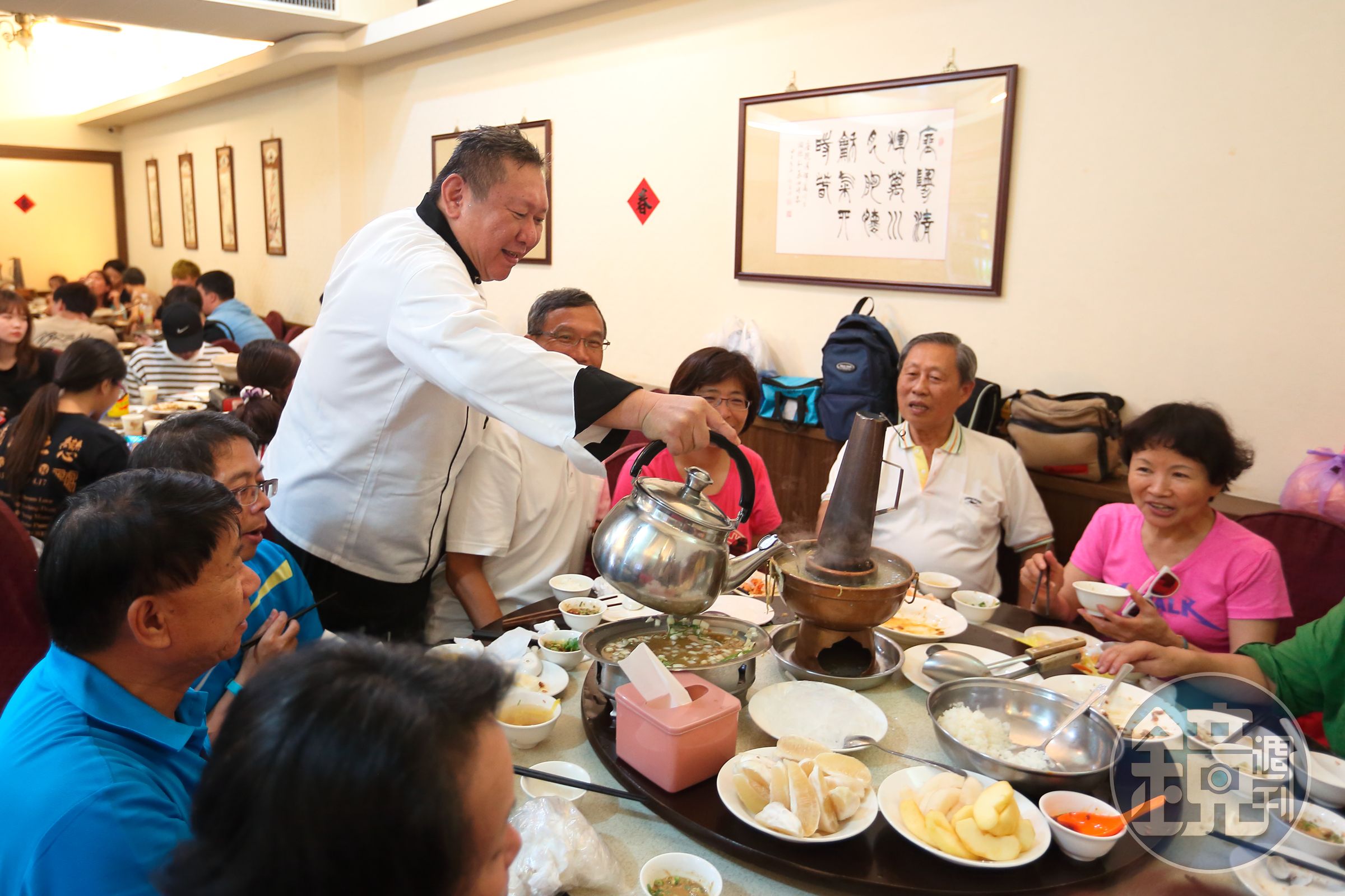 小米除了拿手好菜，本人也是店裡活招牌，只要忙完廚房事務，就會出來招呼老客人，寒暄問暖，許多熟客都變好友。