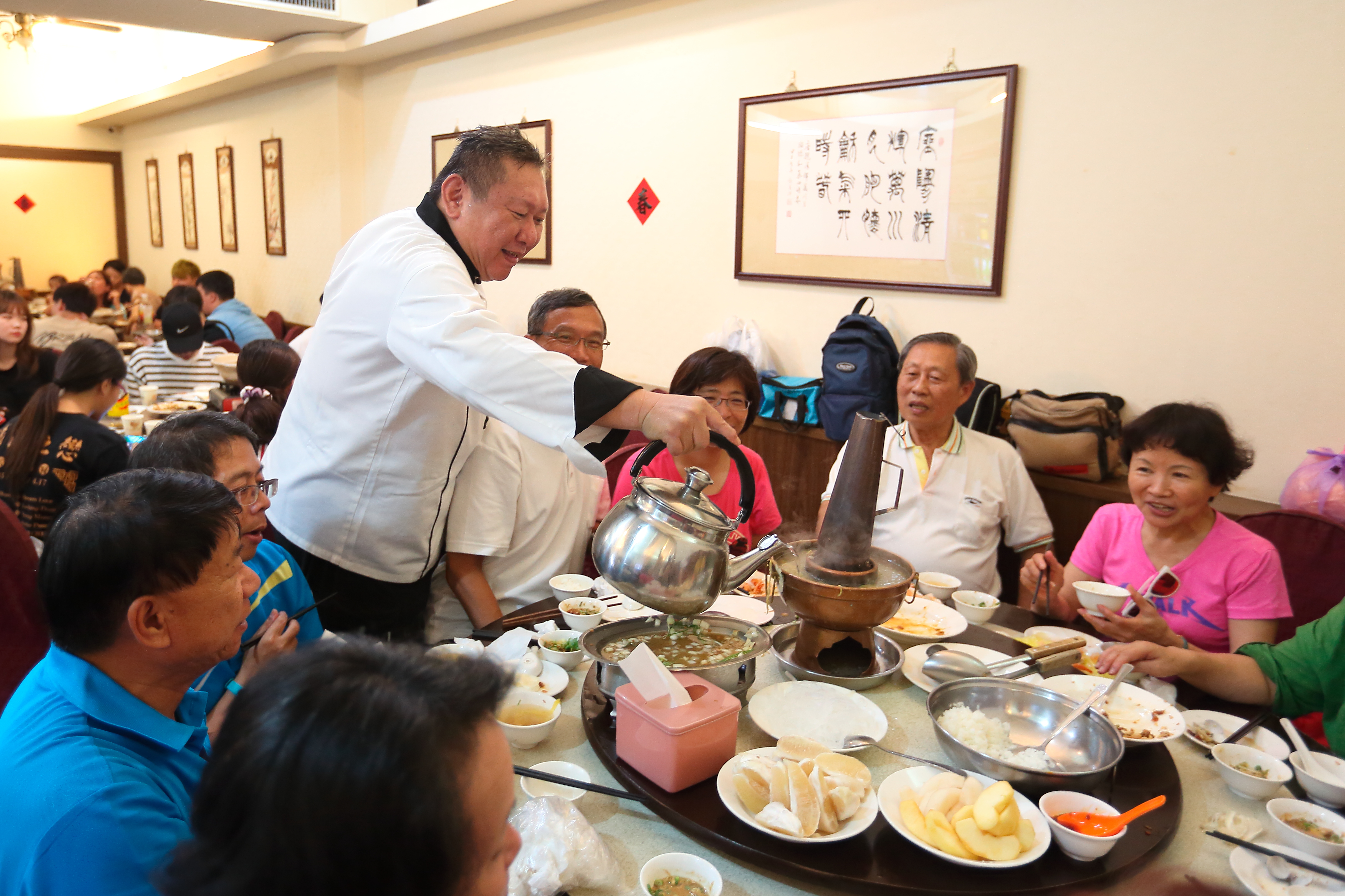 小米除了拿手好菜，本人也是店裡活招牌，只要忙完廚房事務，就會出來招呼老客人，寒暄問暖，許多熟客都變好友。