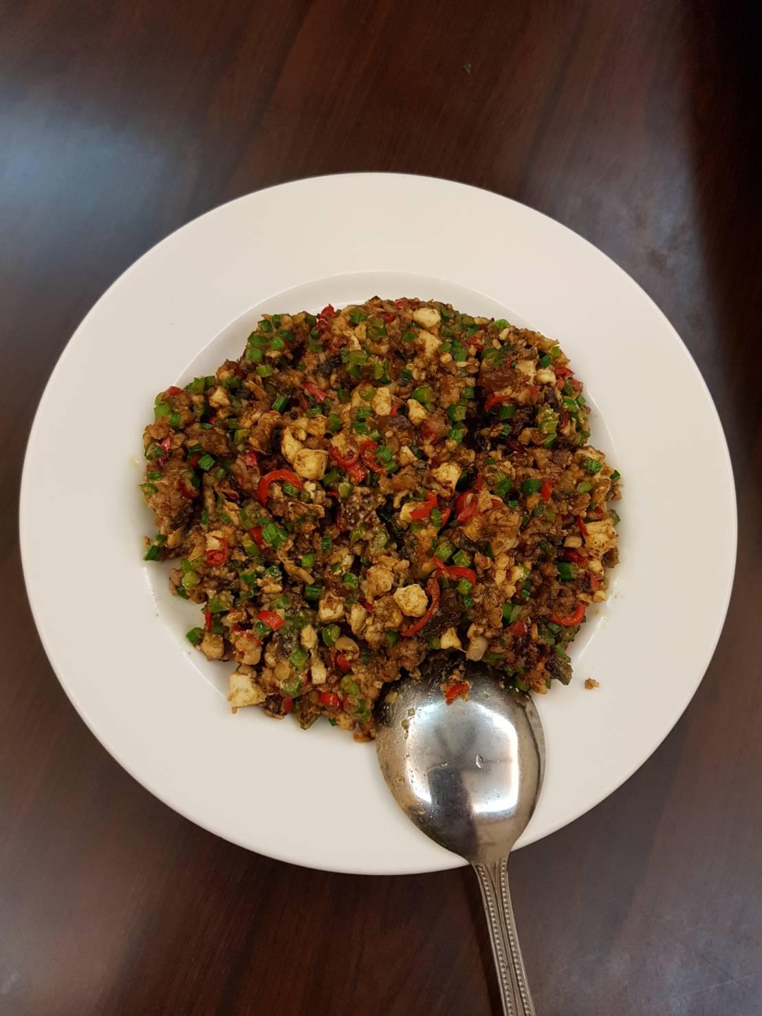 臭屁蛋發想自外國人公認最難吃十大中國美食,小米為平反,運用創意把炸過的臭豆腐丁加皮蛋碎、辣椒末、韭菜花拌炒,濃郁香氣別有一番滋味。(170元/份)
