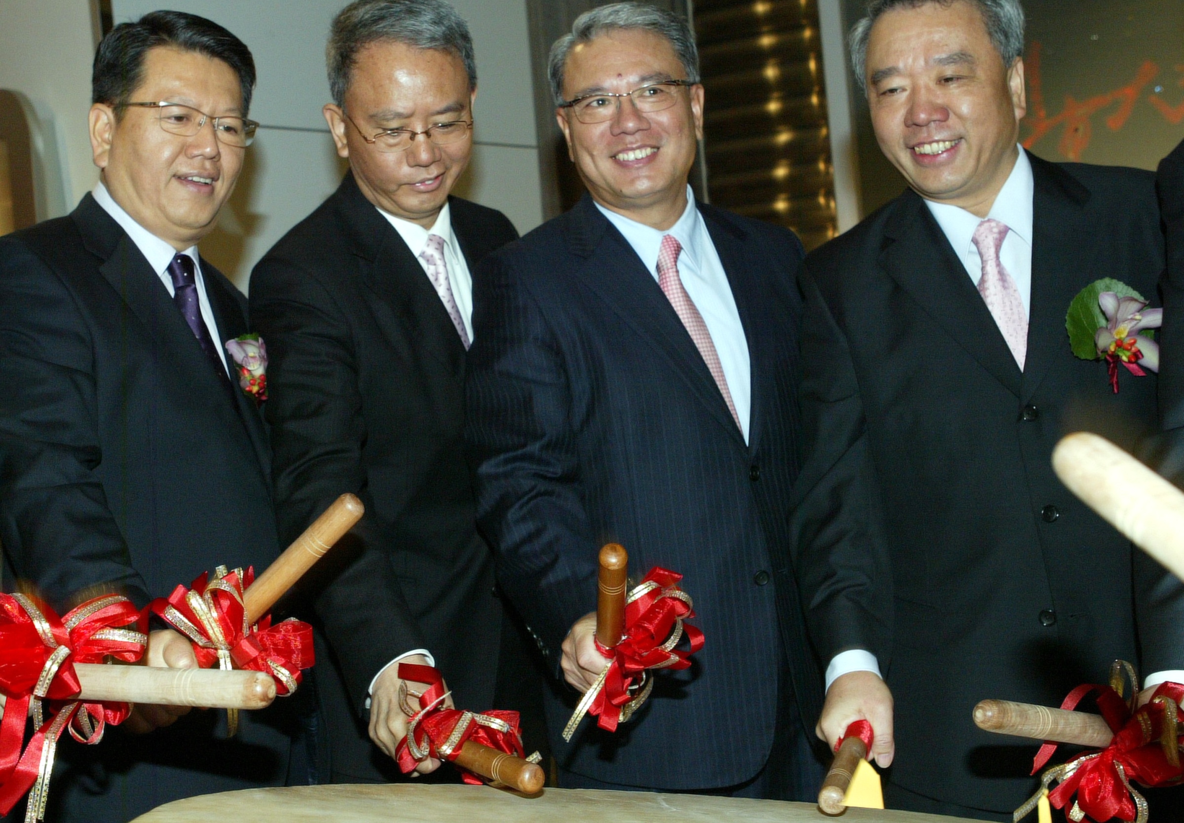 頂新魏家以油品業起家，全盛時期四兄弟曾登上台灣首富寶座，後捲入食安風暴，將事業重心再度全面轉往中國，不僅全力出脫台灣房地產，更將手中台北101股權以股權交換模式出售給日商伊藤忠。 （東方IC）