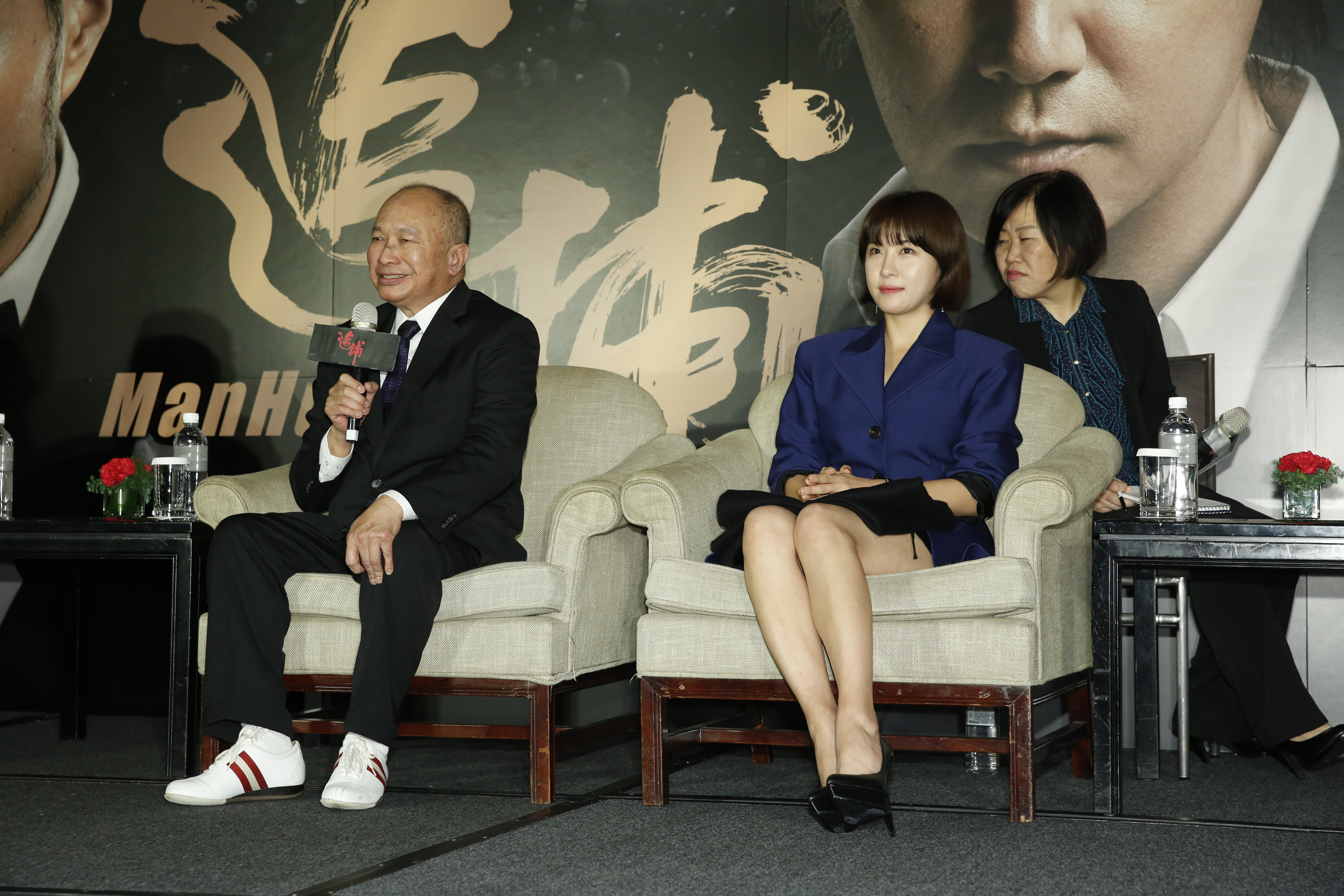 河智苑被吳宇森爆料酒量很好，第一次見面就大喝五糧液，把吳宇森嚇壞了。