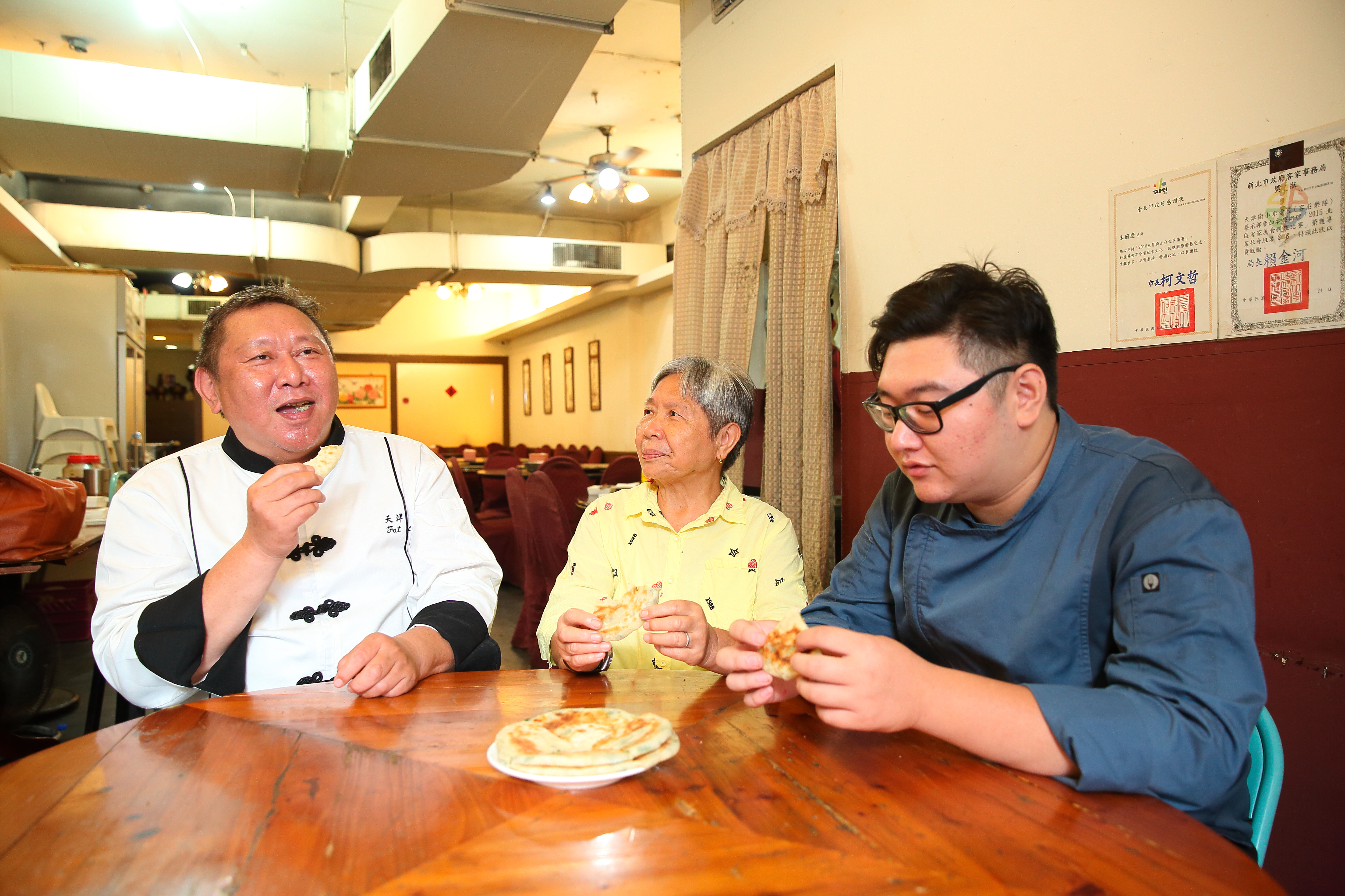 天津衛小米食堂是一家3代的店，靠著中西合併的滋味，讓一家人更緊密相互扶持，左到右為小米米國慶、米媽曾茂子、米兒子米津華。