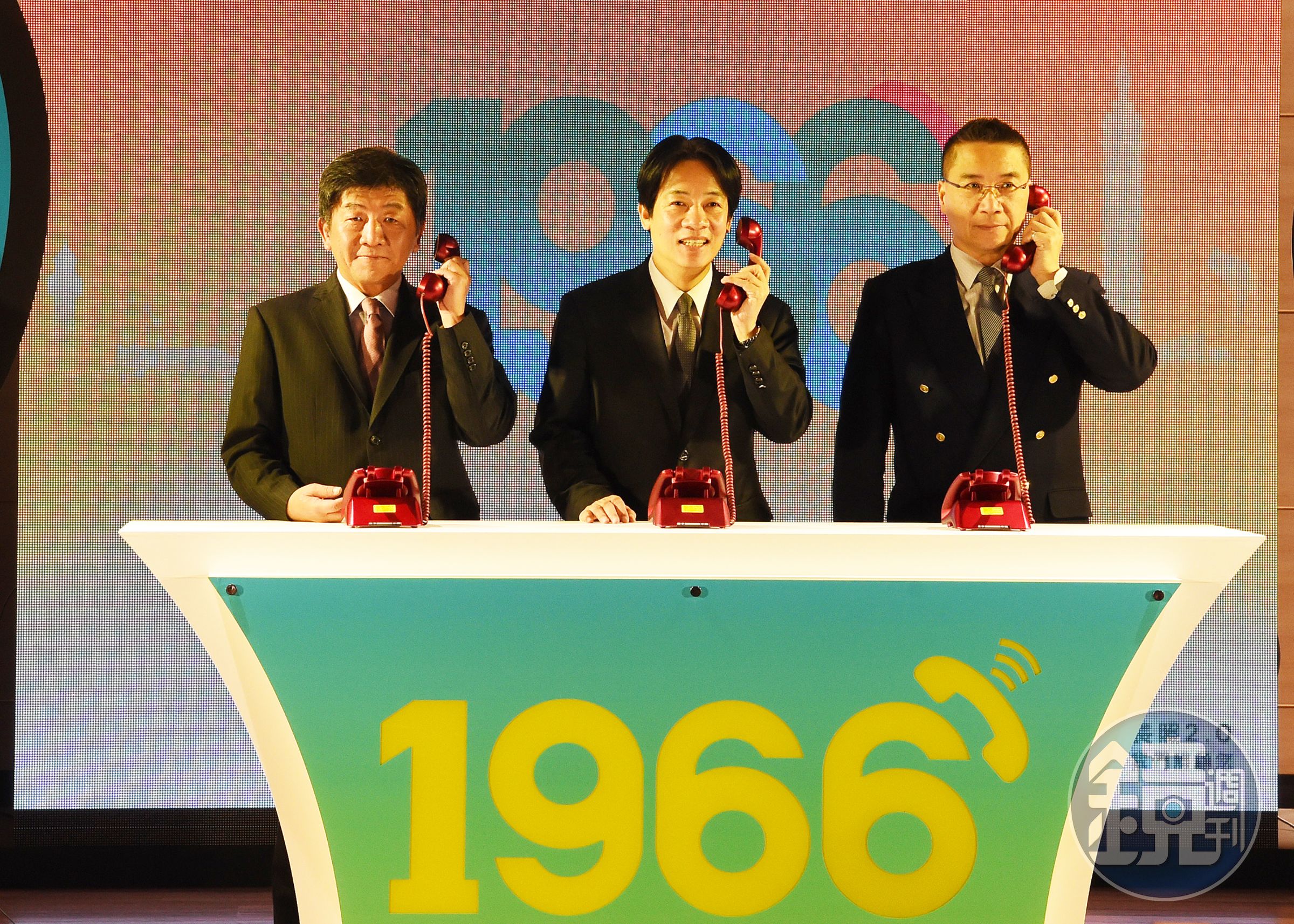 行政院長賴清德（中）今早出席衛福部活動時，一席「功德說」引發外界議論，他下午立即道歉。（行政院提供）