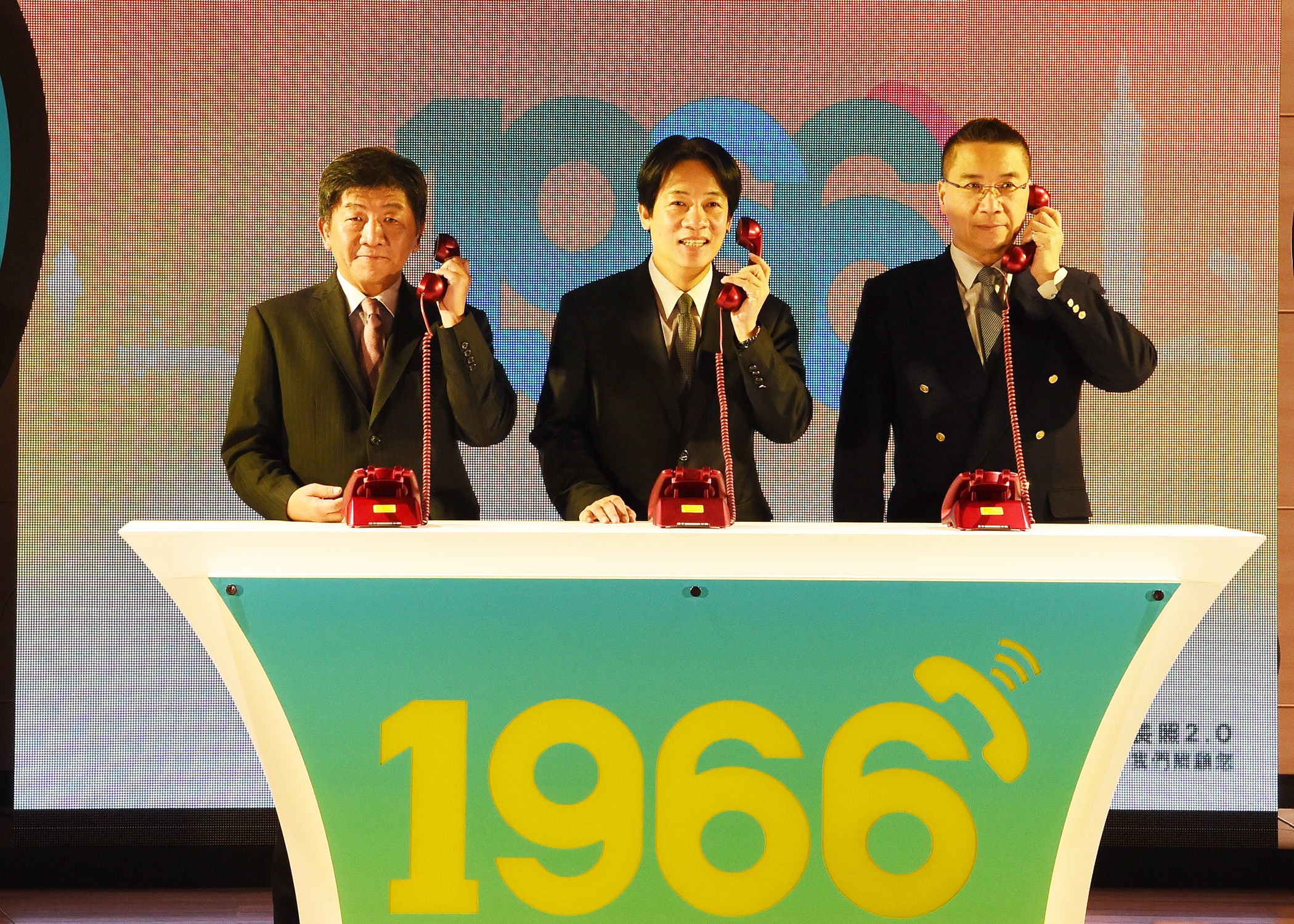 行政院長賴清德（中）今早出席衛福部活動時，一席「功德說」引發外界議論，他下午立即道歉。（行政院提供）