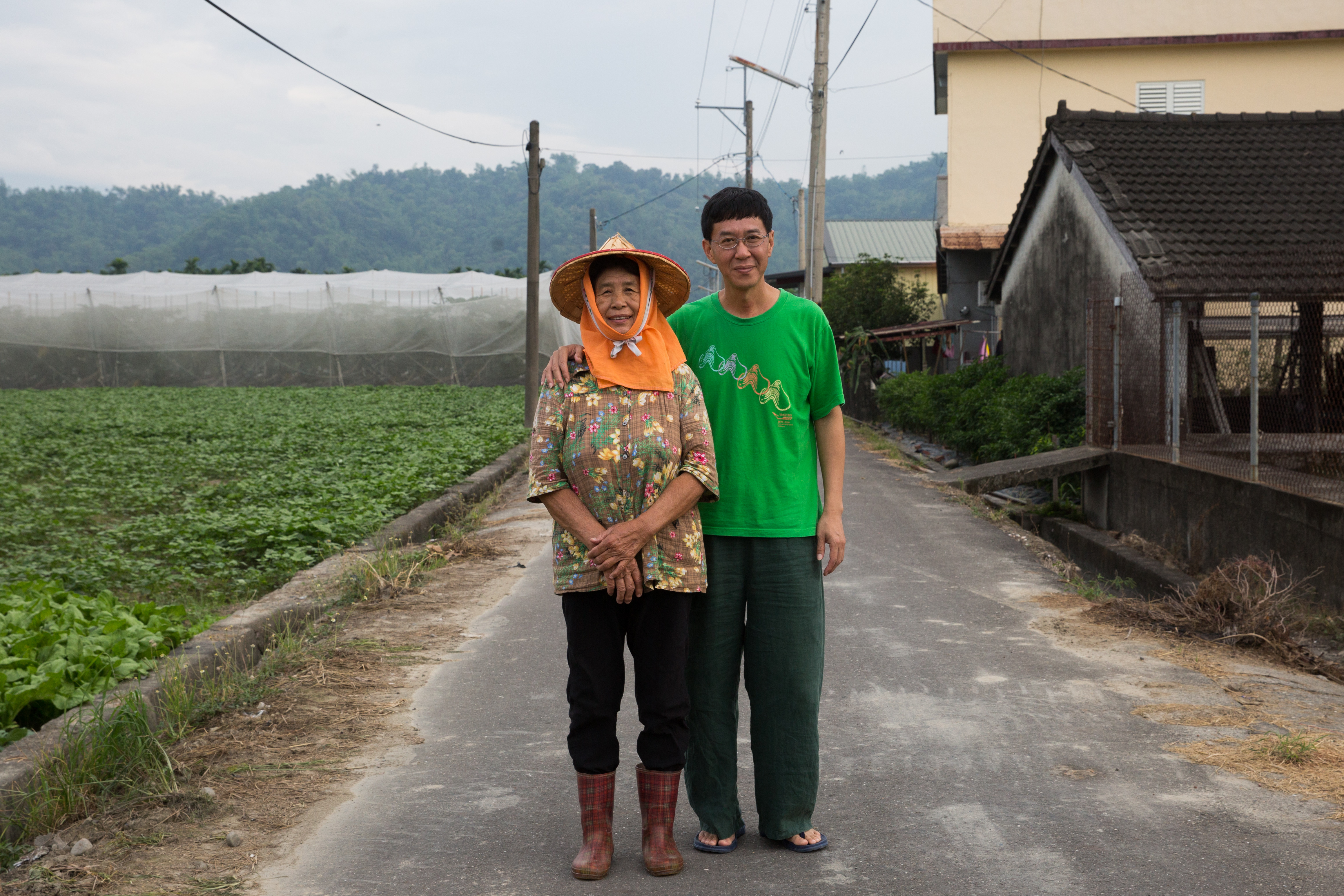 採訪當天，林生祥遲遲聯絡不上媽媽，跟我們說：「她很愛到處亂跑。」後來她無預警騎著摩托車現身，車籃還放著一手台啤，笑嘻嘻地現身，倒是被要求合照時有點害羞，我們花了一些時間才說服她：「身上的衣服很美啦！」