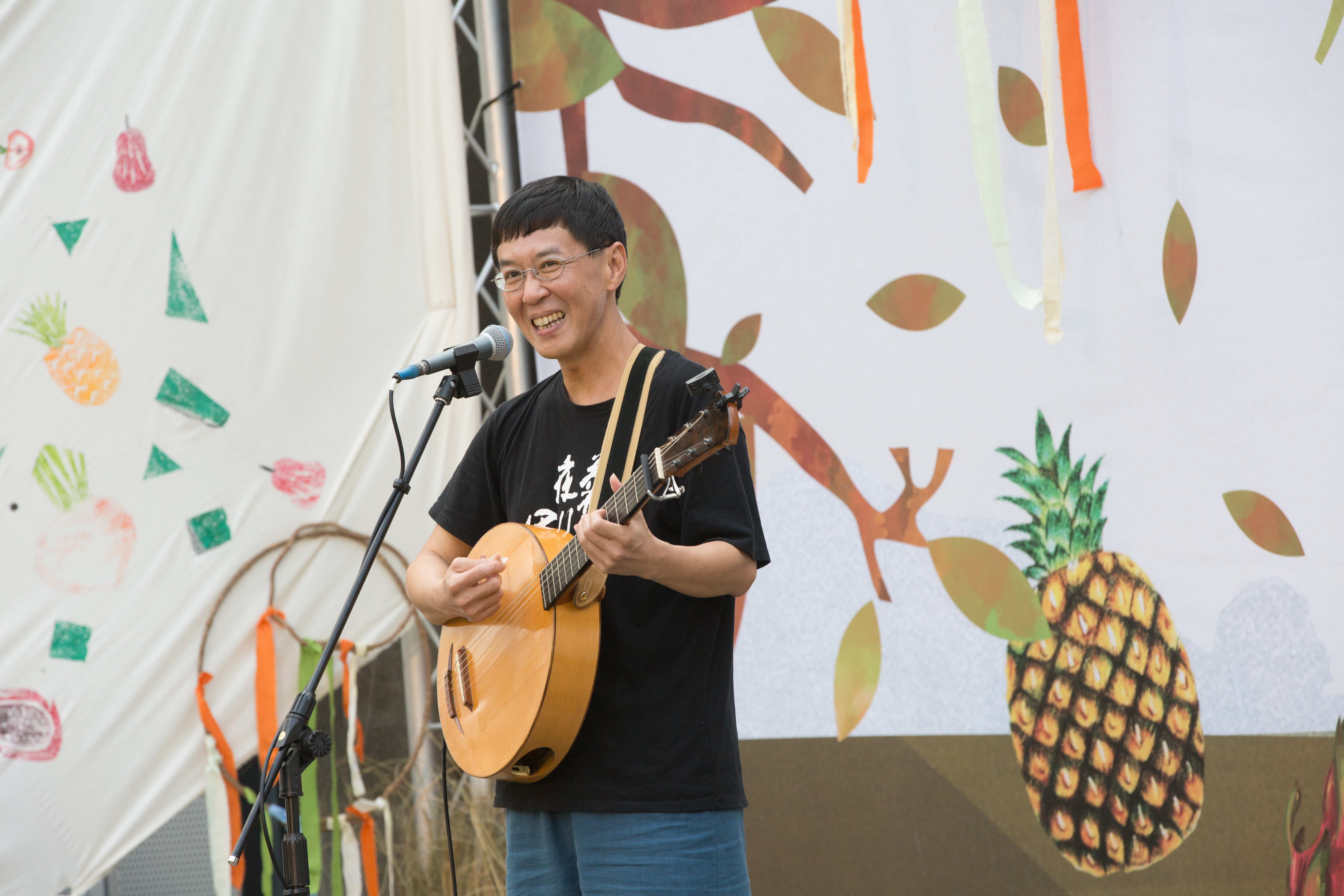 林生祥在小農市集上演出,歌和歌的中間很認真和觀眾閒聊,親和力十足。