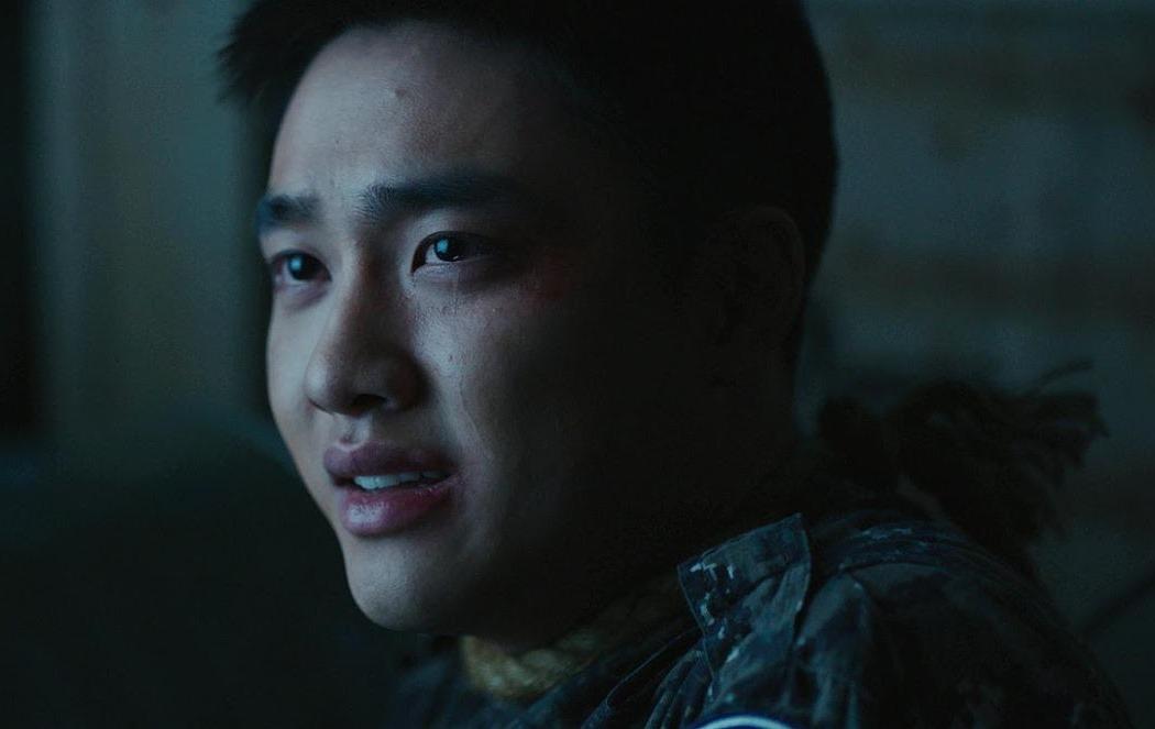 D.O.都敬秀在《與神同行》中,飾演槍枝走火誤射同袍的軍人角色。(采昌國際多媒體提供)