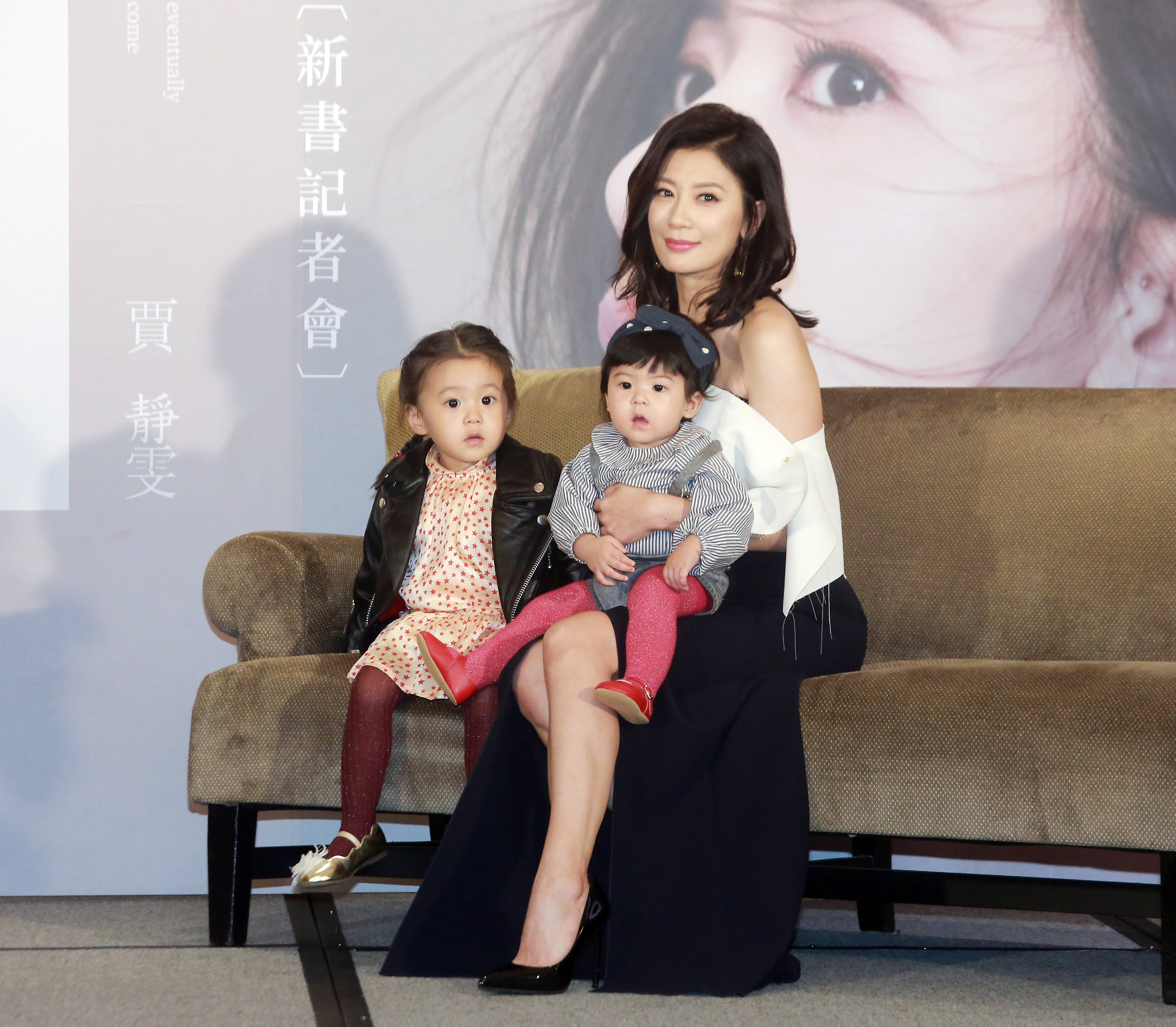 賈靜雯24日宣傳新書《賈如幸福慢點來》，找女兒咘咘和波妞當嘉賓。（時報文化提供）