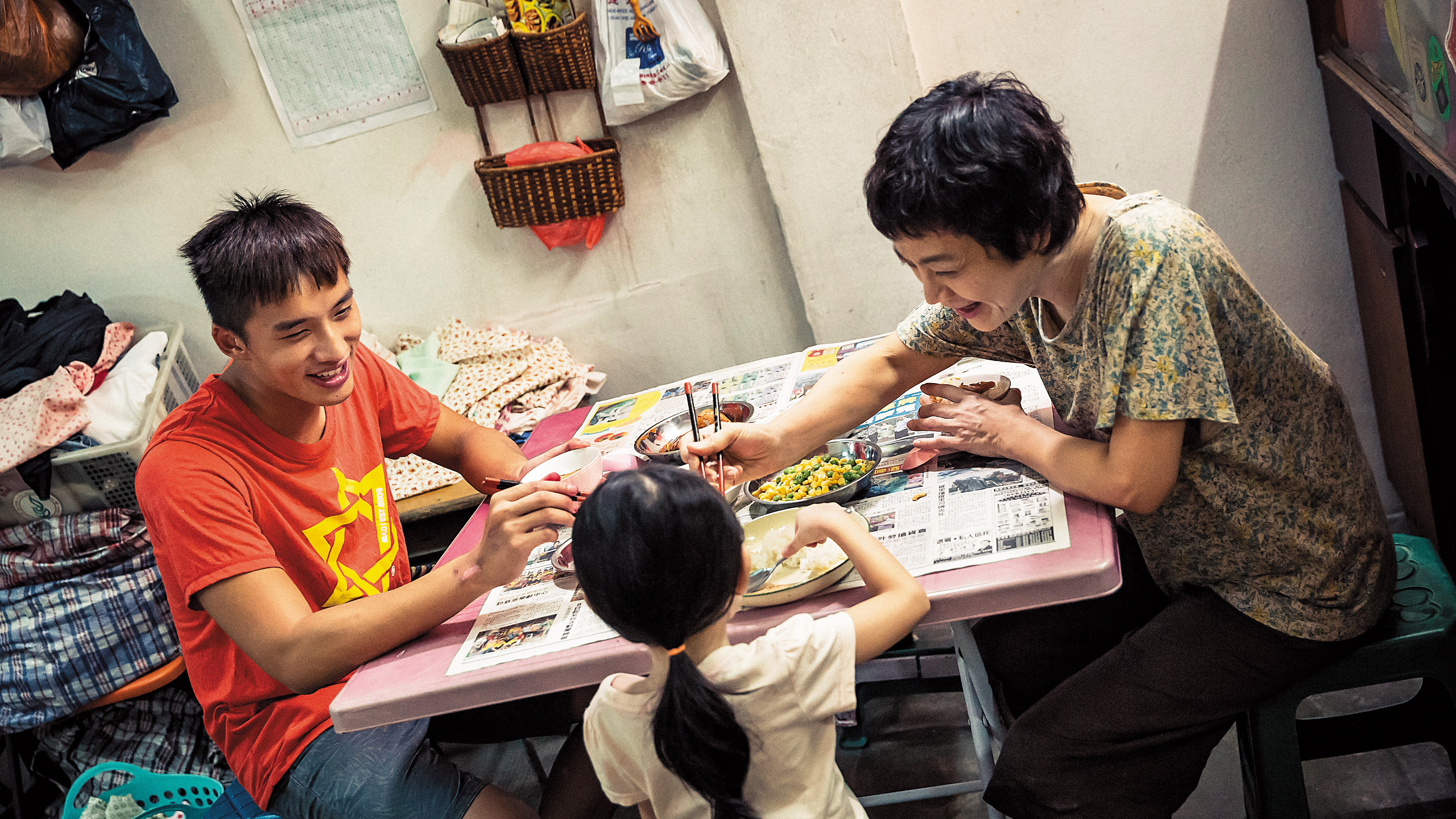 導演的場面調度和攝影的出色掌鏡建立了諷喻 不斷的調性，張艾嘉激發演員爆發力，滋潤了整部片。（穀得提供）