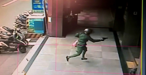 新竹市東門街的合作金庫今午有歹徒持槍闖入搶劫。（翻攝畫面）