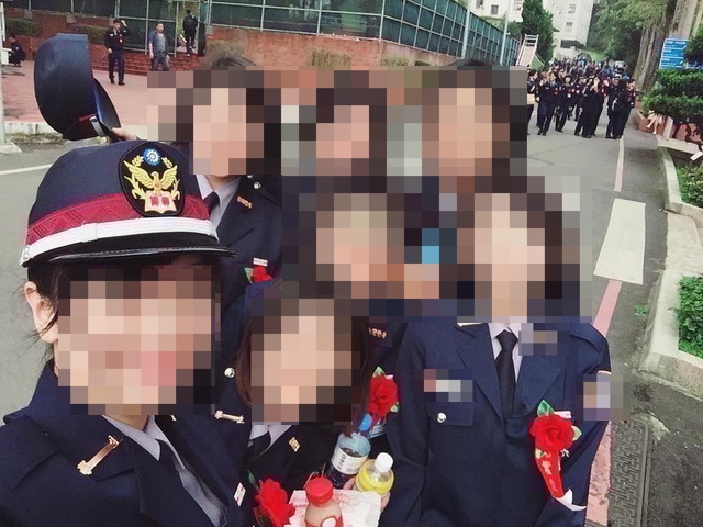 曾姓女警（左一）遭2名男同事騷擾，憤而向提出告訴。（翻攝畫面）