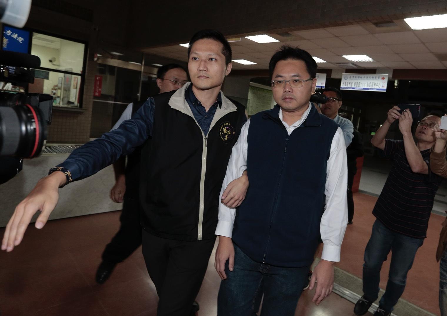 王端仁(右)表示,檢廉清查的25萬元是父親儲蓄保險金,絕非不法所得。
