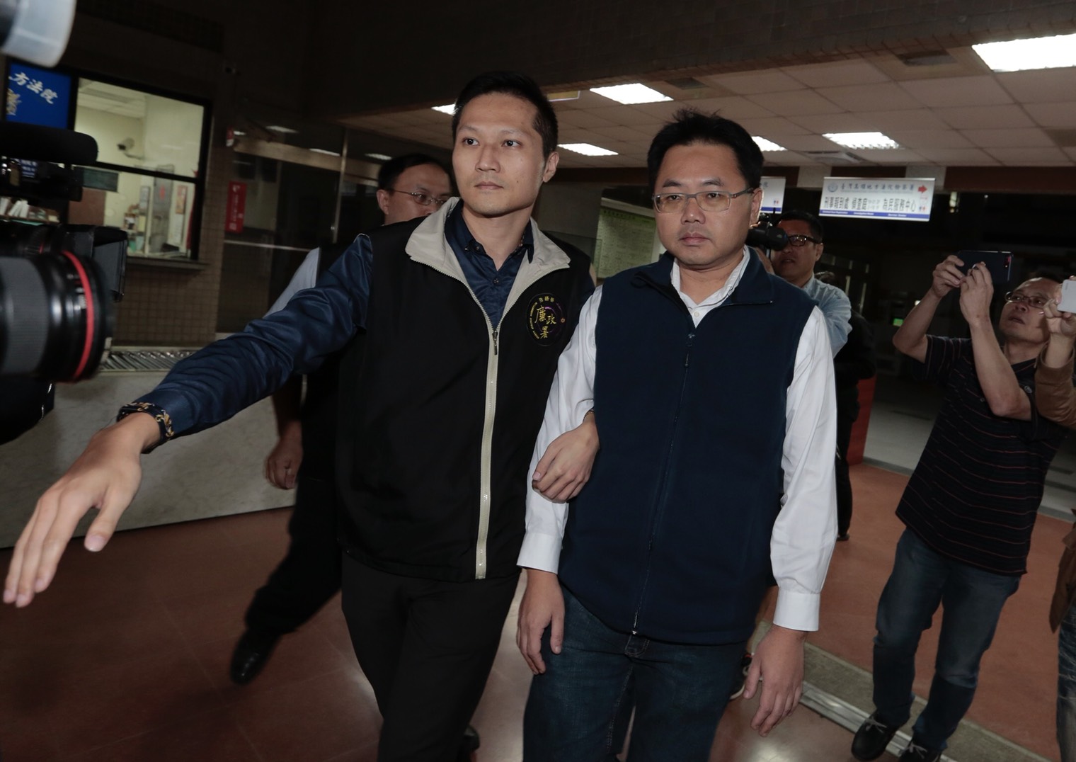 王端仁（右）表示，檢廉清查的25萬元是父親儲蓄保險金，絕非不法所得。