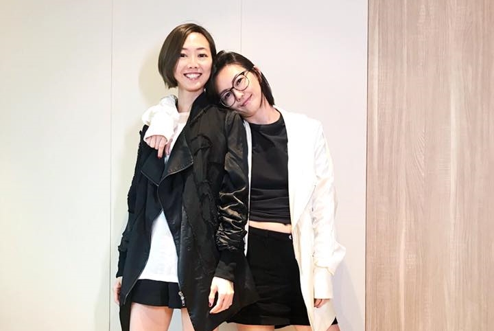 孫燕姿發文破除懷孕傳言，跟妹妹孫燕美穿上風衣打歌。（翻攝自孫燕姿臉書）