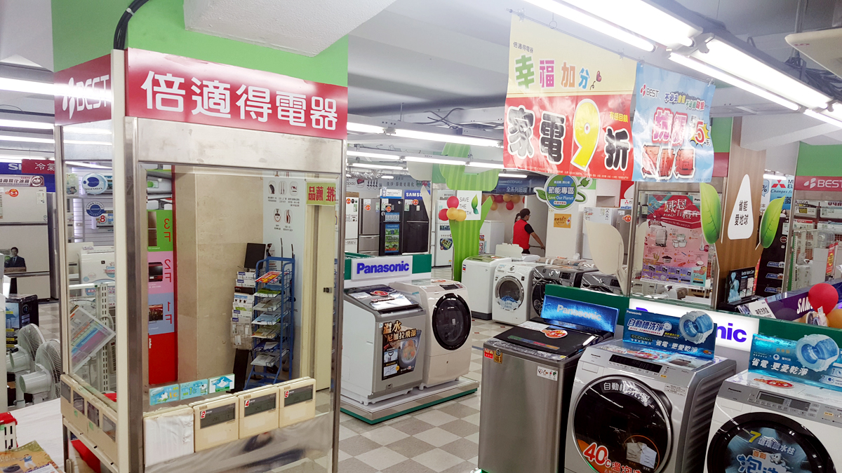 本刊17日實際走訪位於南京東路上的倍適得南京分店，上百坪的賣場內，有多達6名店員，但一整個下午，除了記者之外，完全沒有任何顧客上門。