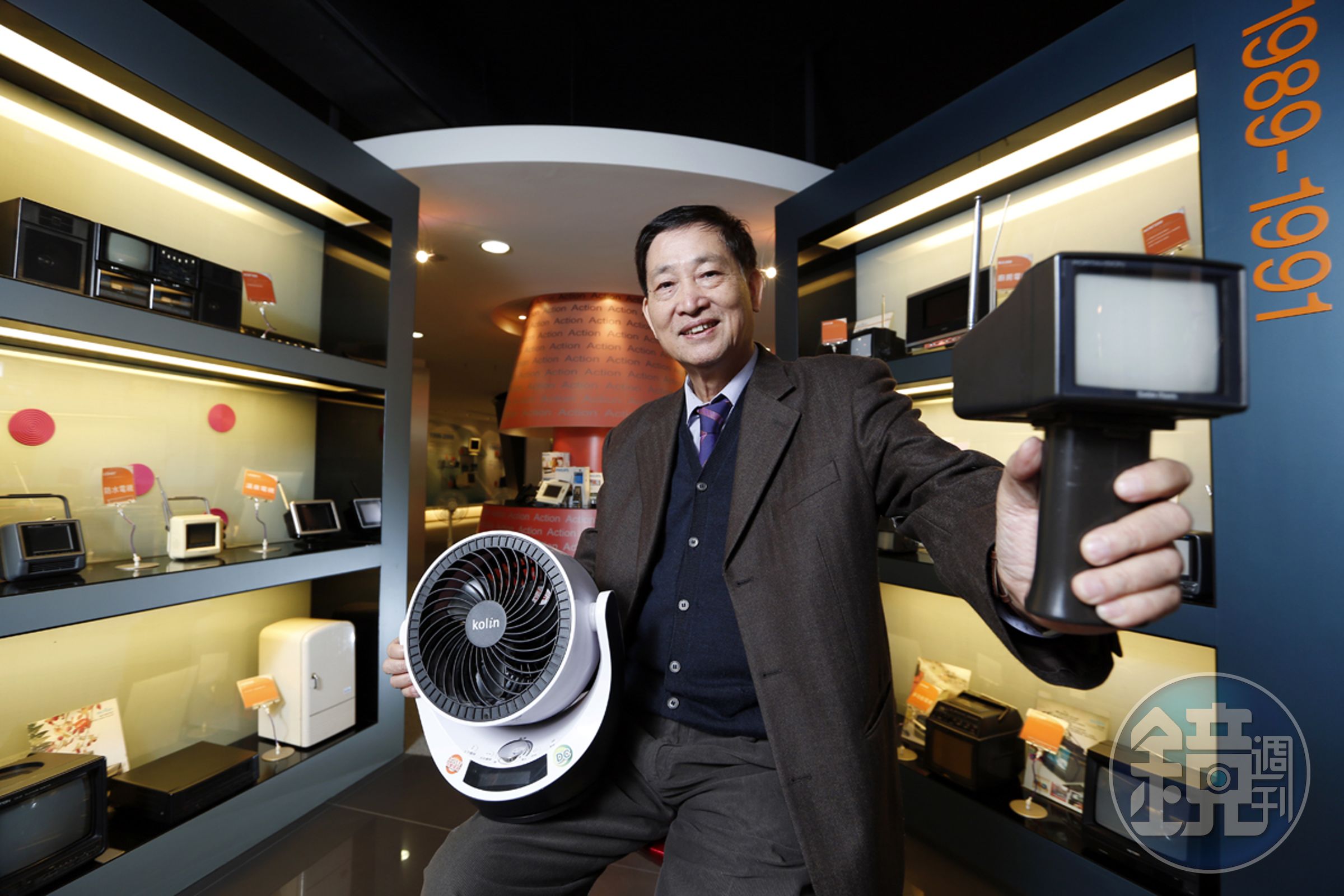 2012年憶聲董事長彭君平收購歌林品牌，憶聲也從DVD播放機製造商轉型為3C通路業者。